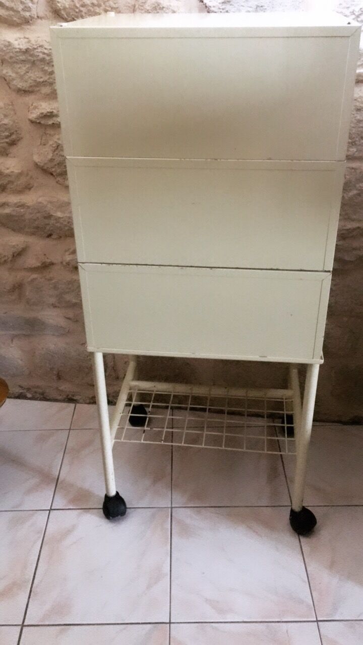 Casier métallique vintage sur roulettes