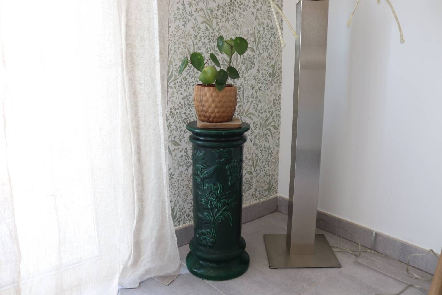 Pedestal column in green ceramic with flower and fruit decoration