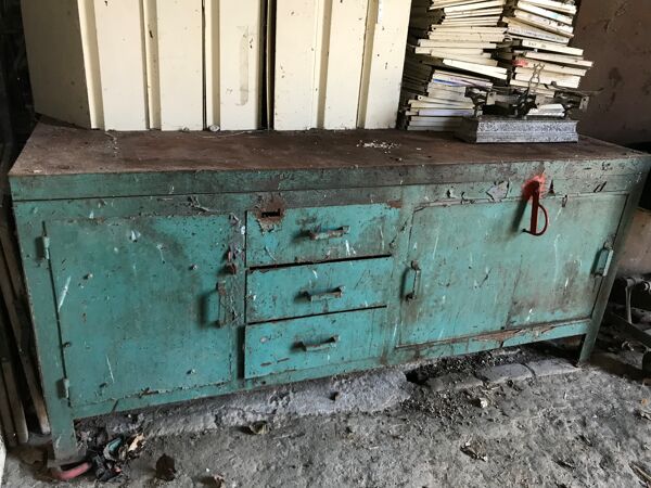 Ancien établi industriel en métal