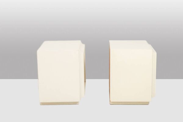 Luciano Frigerio. Paire de chevets en bois laqué et bronze. Années 70.