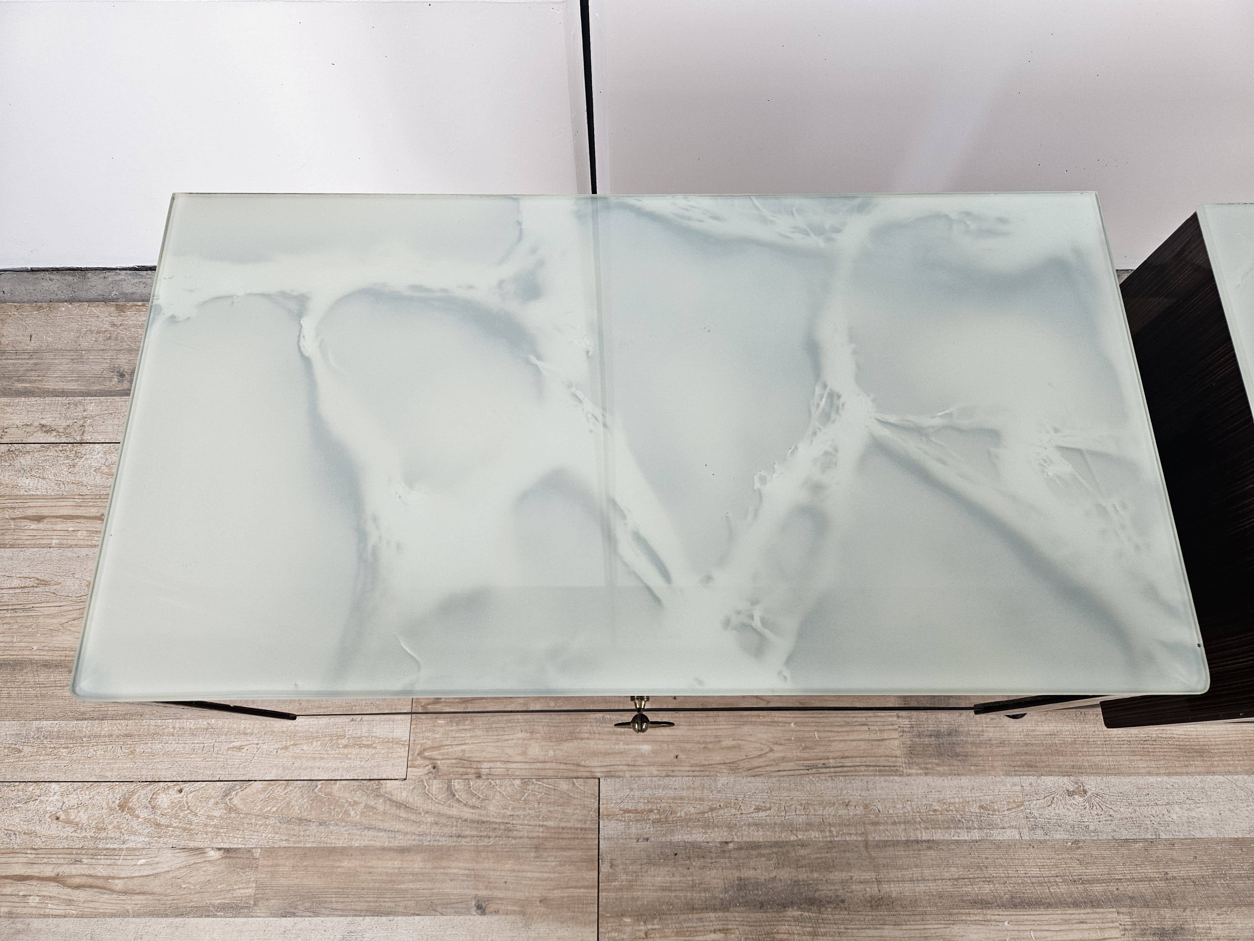Paire de tables de chevet des années 60 avec porte à abattant et plateau en verre bleu