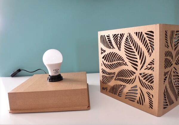 Lampe à poser design en carton ''Végétale