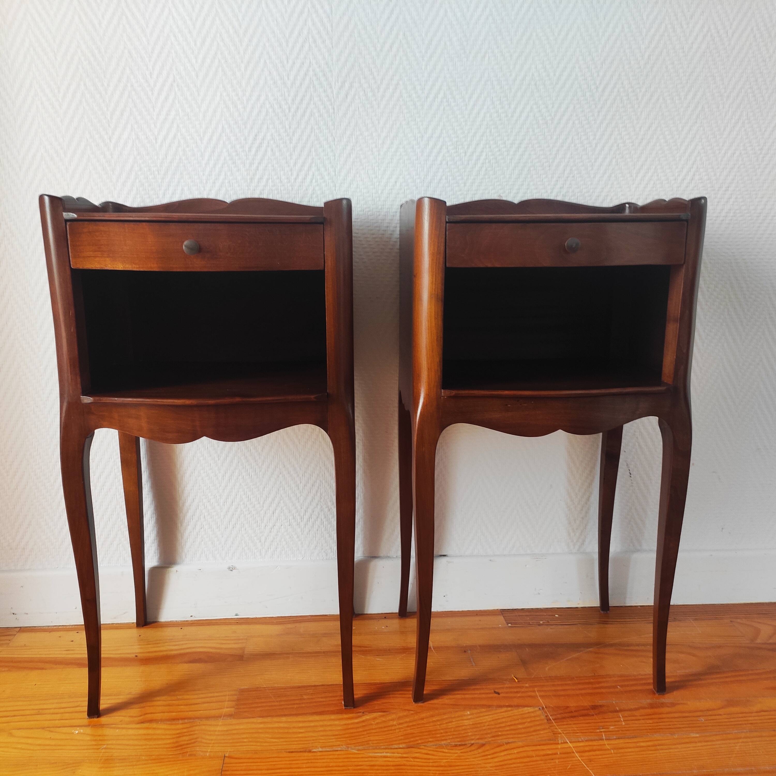Paire de tables de chevet style Louis XV