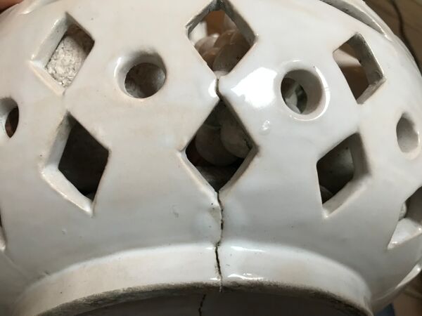 Coupe de fruits en trompe l'oeil en faïence blanche par Jean Roger, vers 1960