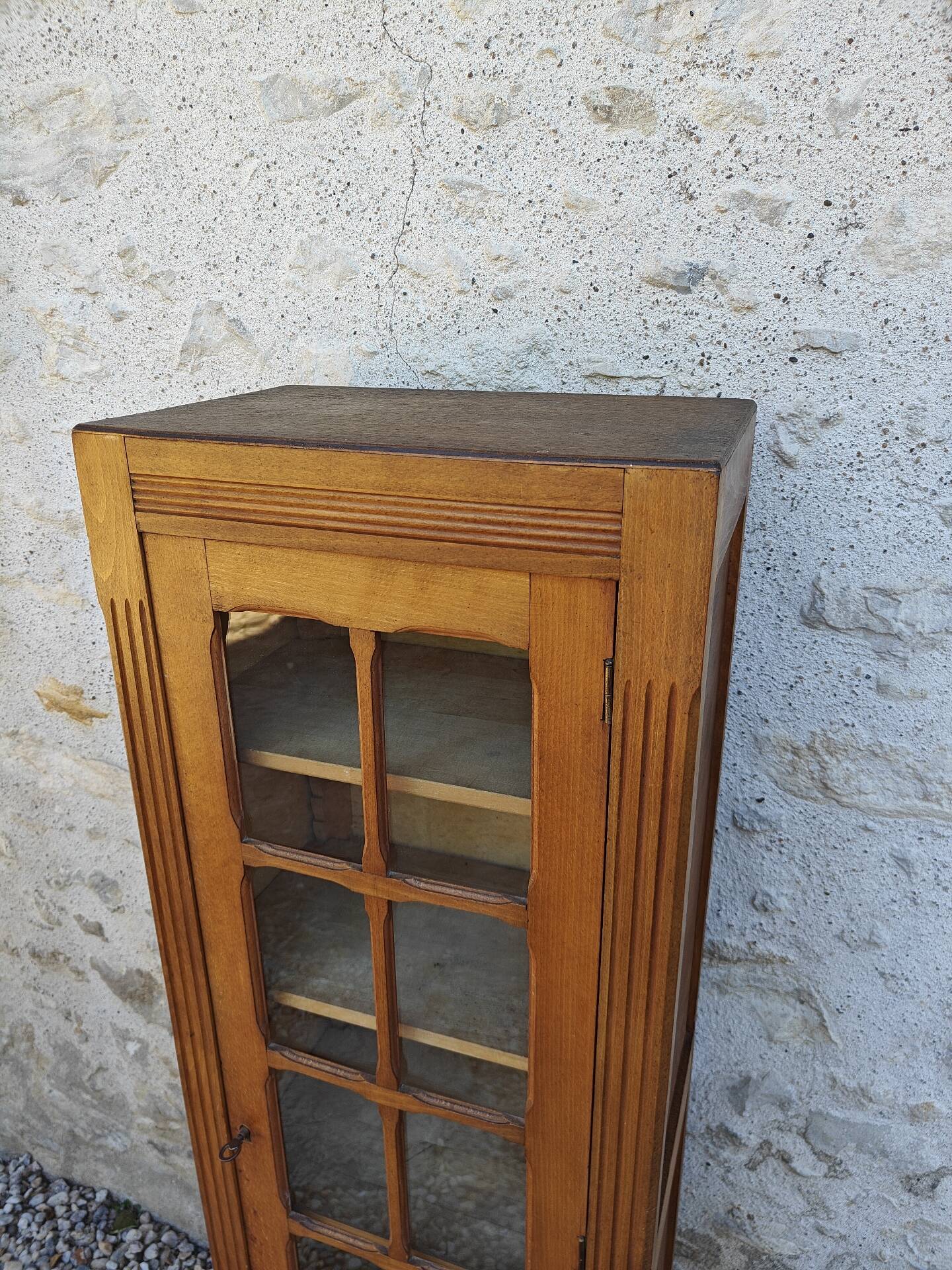 Showcase an old door, small bookshelf.