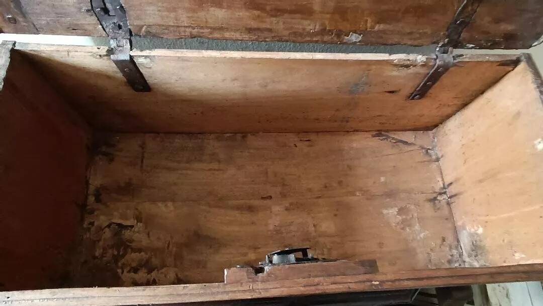 Small wooden travel chest, chest, 17th century, Tuscany