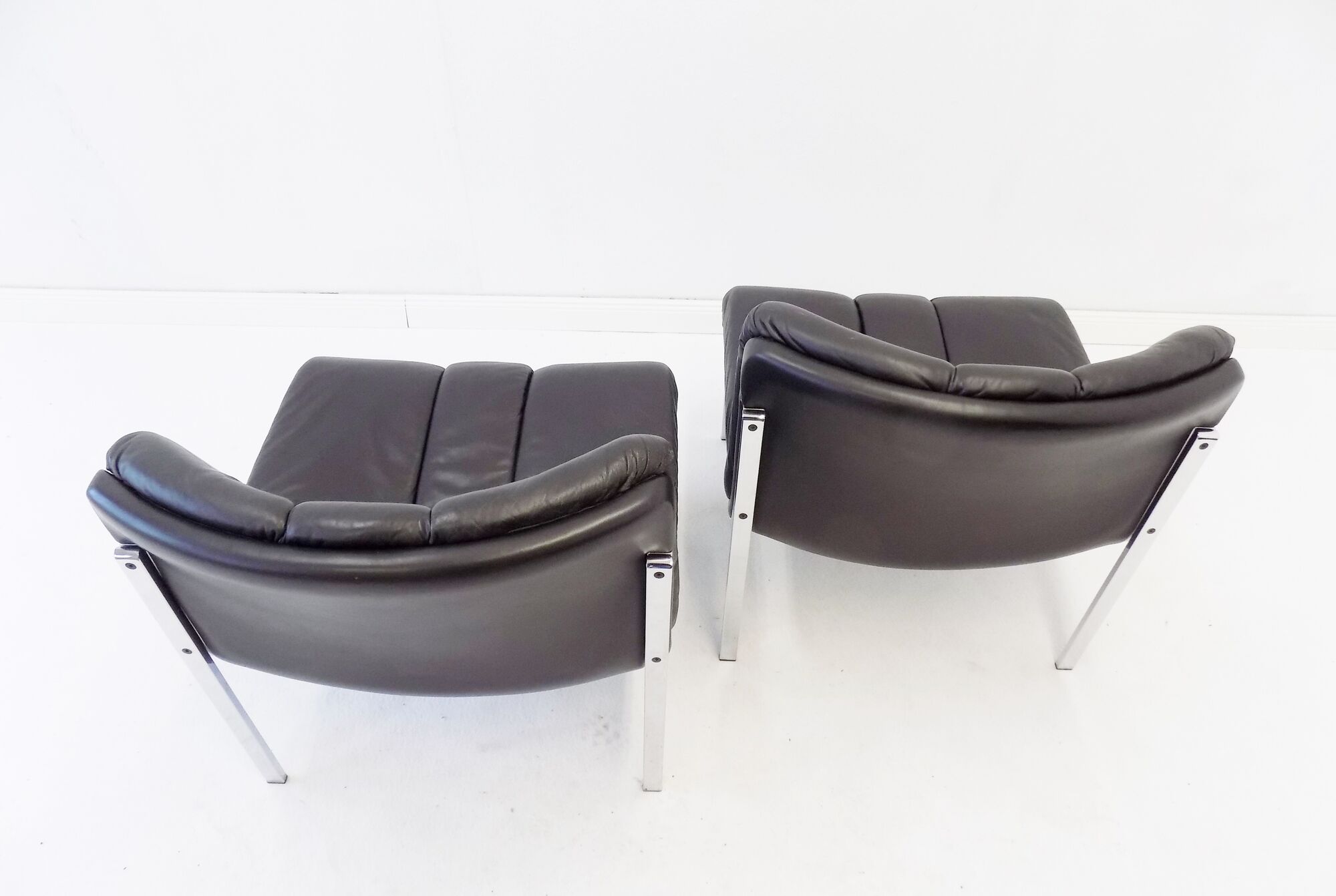 Eurochair set of 2 black leather lounge chairs by Girsberger