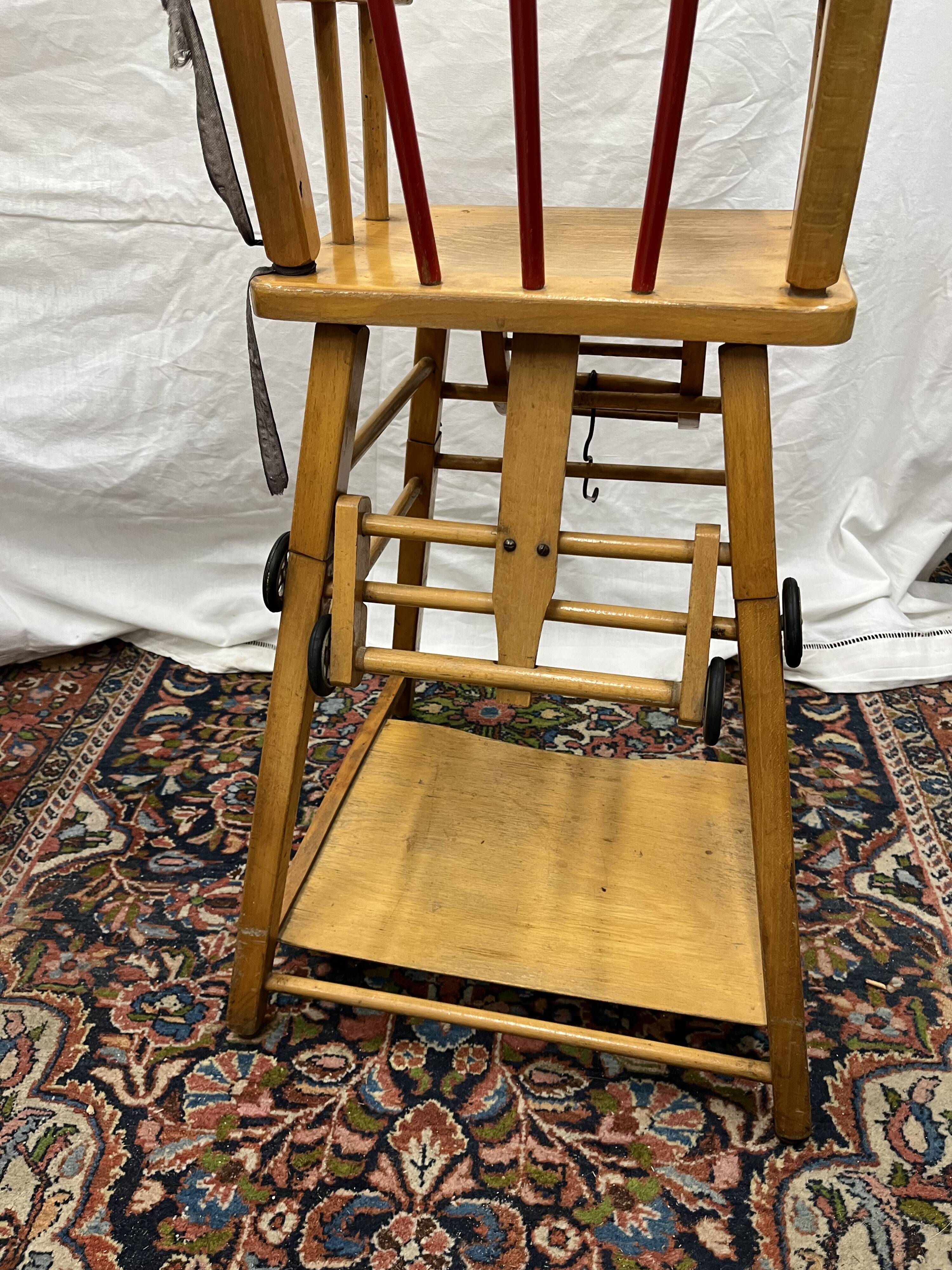 Chaise haute bébé en bois vintage