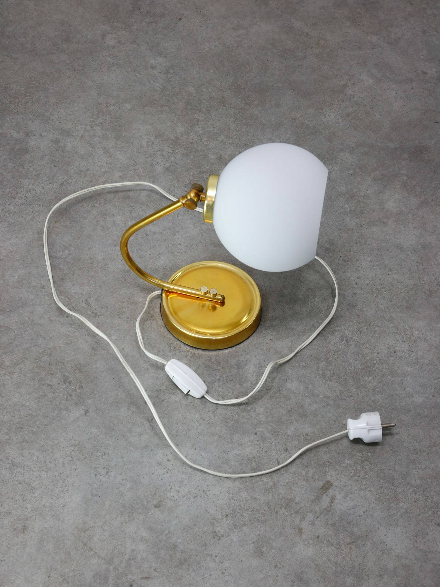 Lampe de table italienne vintage de couleur dorée