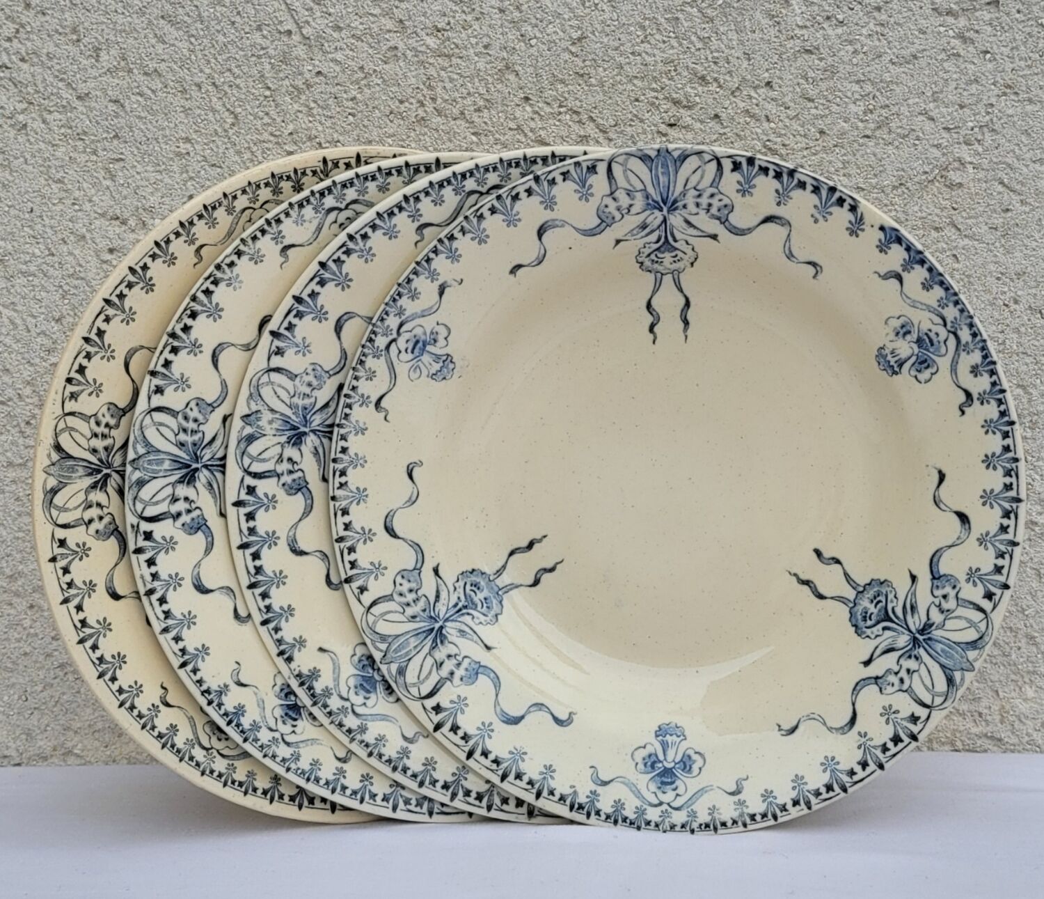 Set of 4 hollow aasiettes model Venice Opaque porcelain of Gien iron earth blue floral decoration