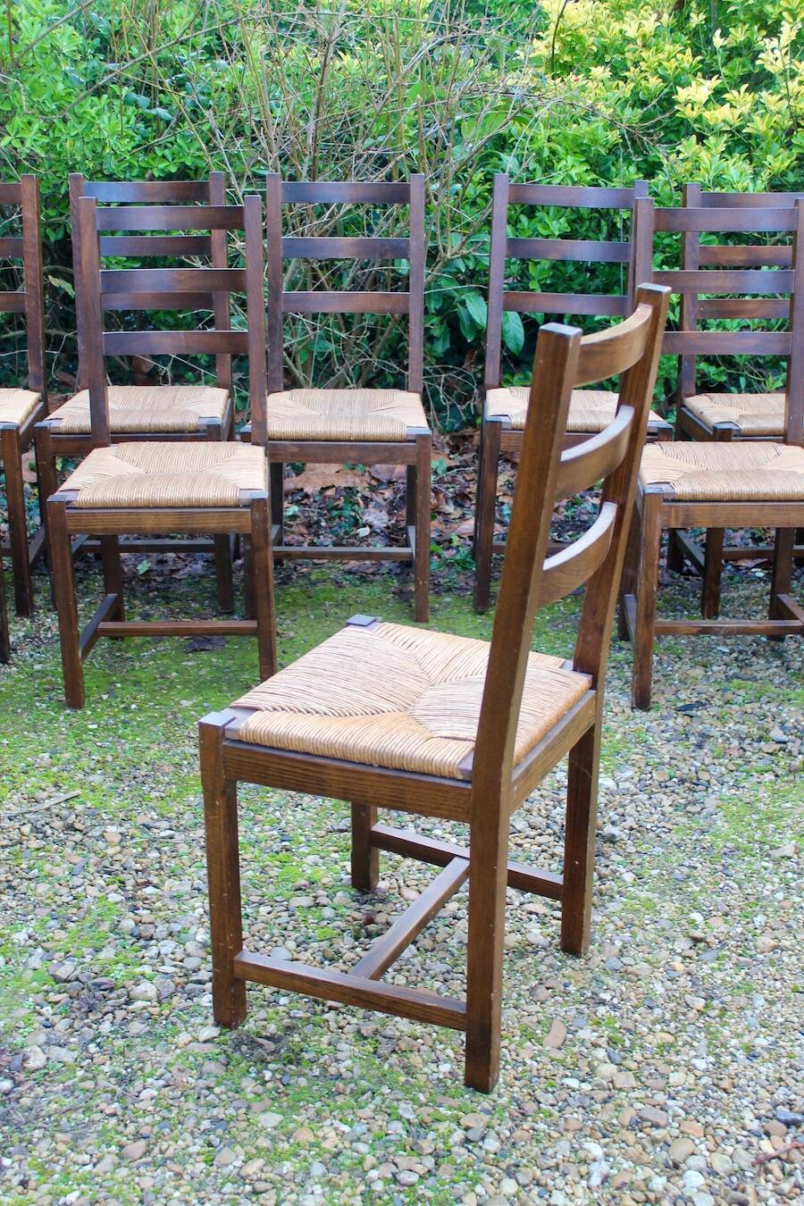 Suite de 17 chaises paillées à haut dossier