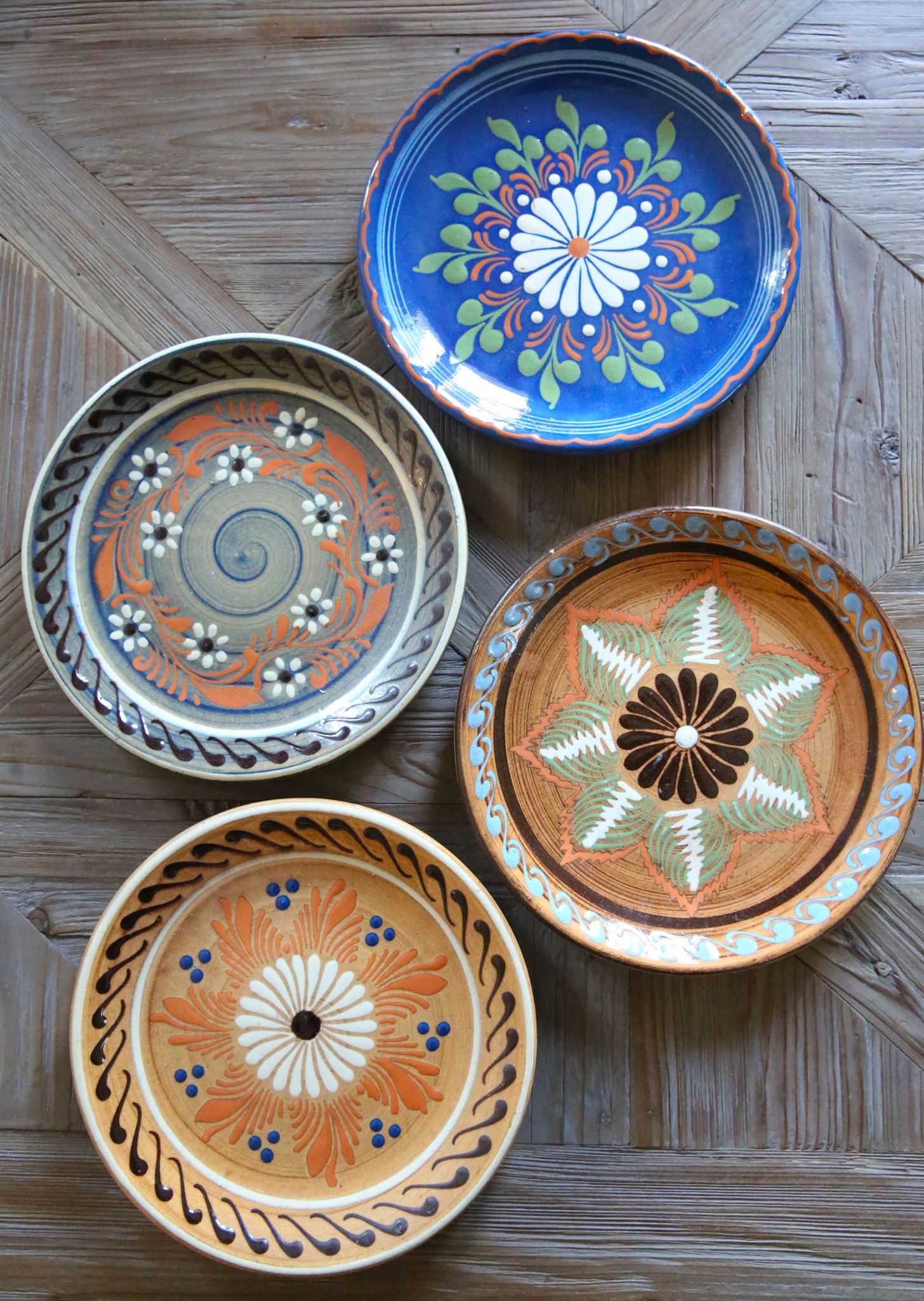 Set of 4 old and artisanal Savoyard plates