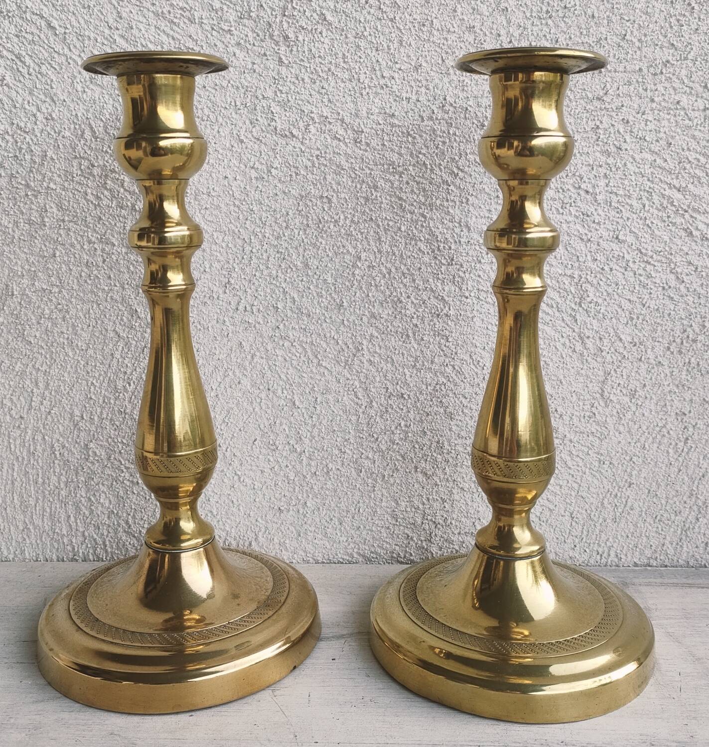 Paire de bougeoirs en laiton