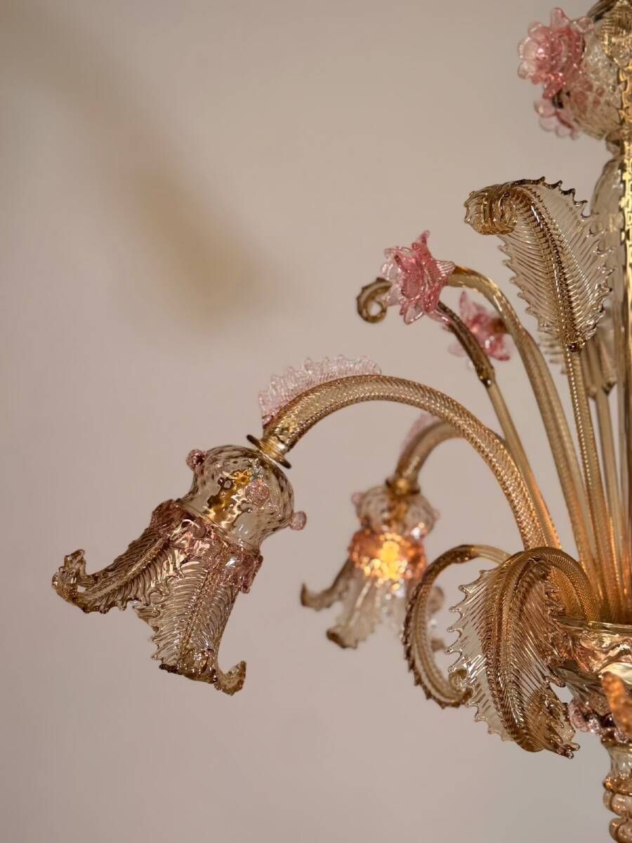 Venetian chandelier in gilded and pink Murano glass, 5 light arms, circa 1930.