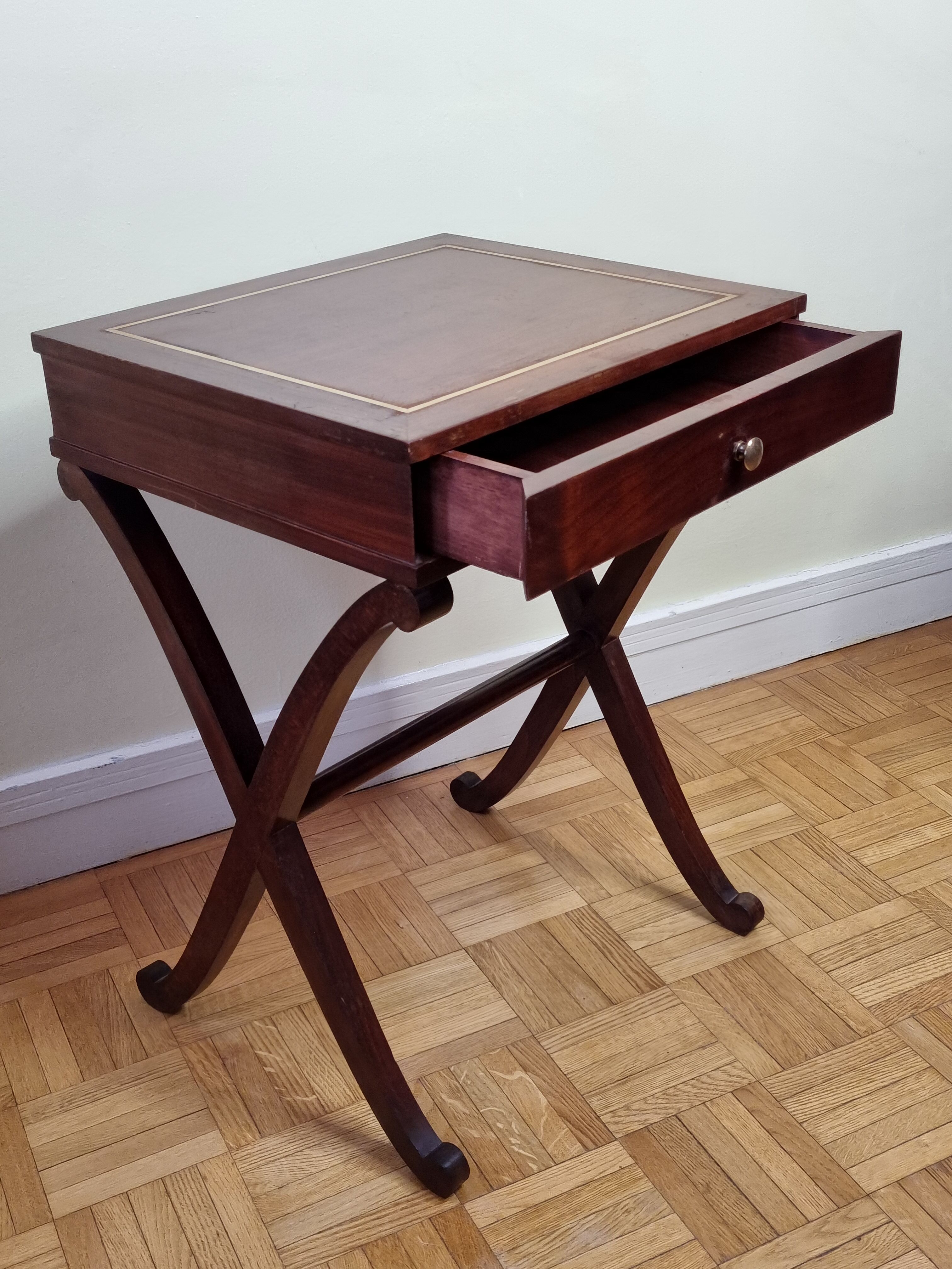 Paire de chevets de style Empire en acajou, bois de placage et finitions en laiton