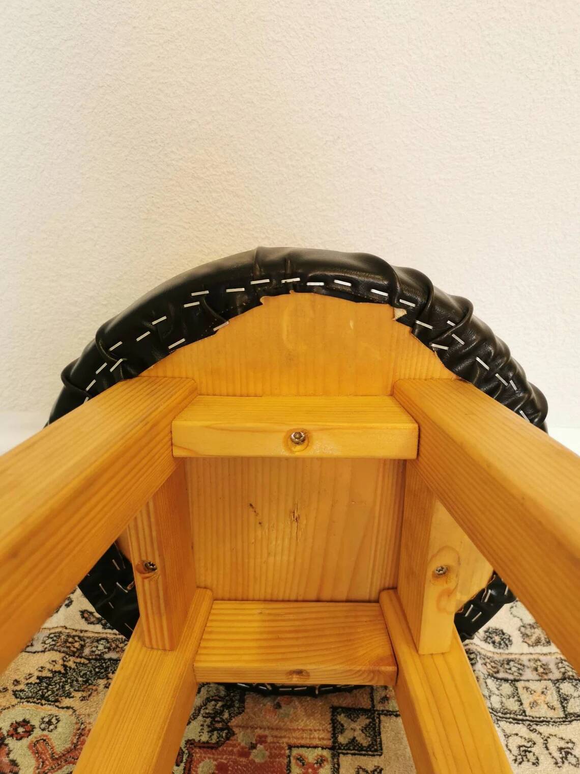 Tabouret de bar vintage en bois : assise en cuir noir, style bistrot des années 50