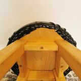 Tabouret de bar vintage en bois : assise en cuir noir, style bistrot des années 50