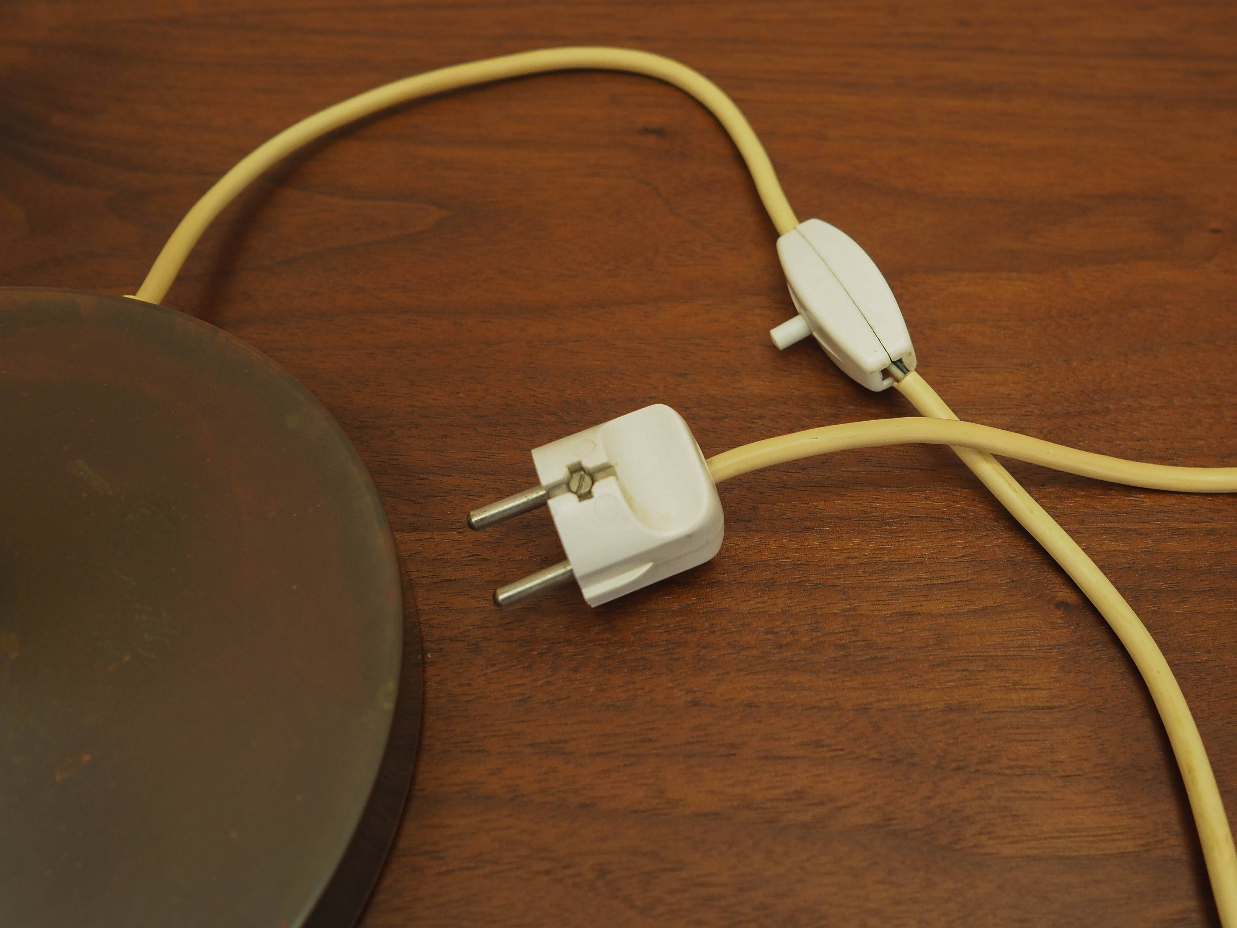 Danish desk lamp 1960s with decorative ribbed shade, brown metal