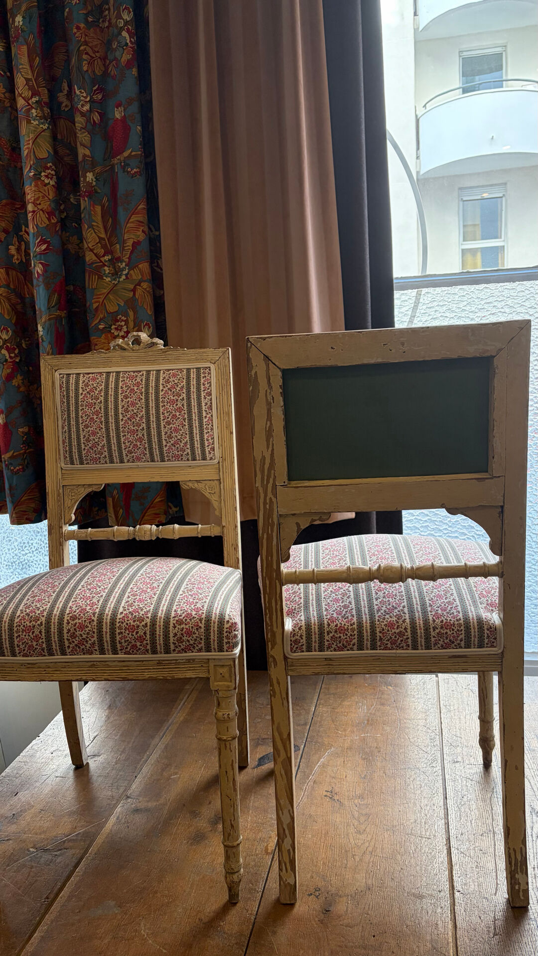 Paire de chaises Louis XVI