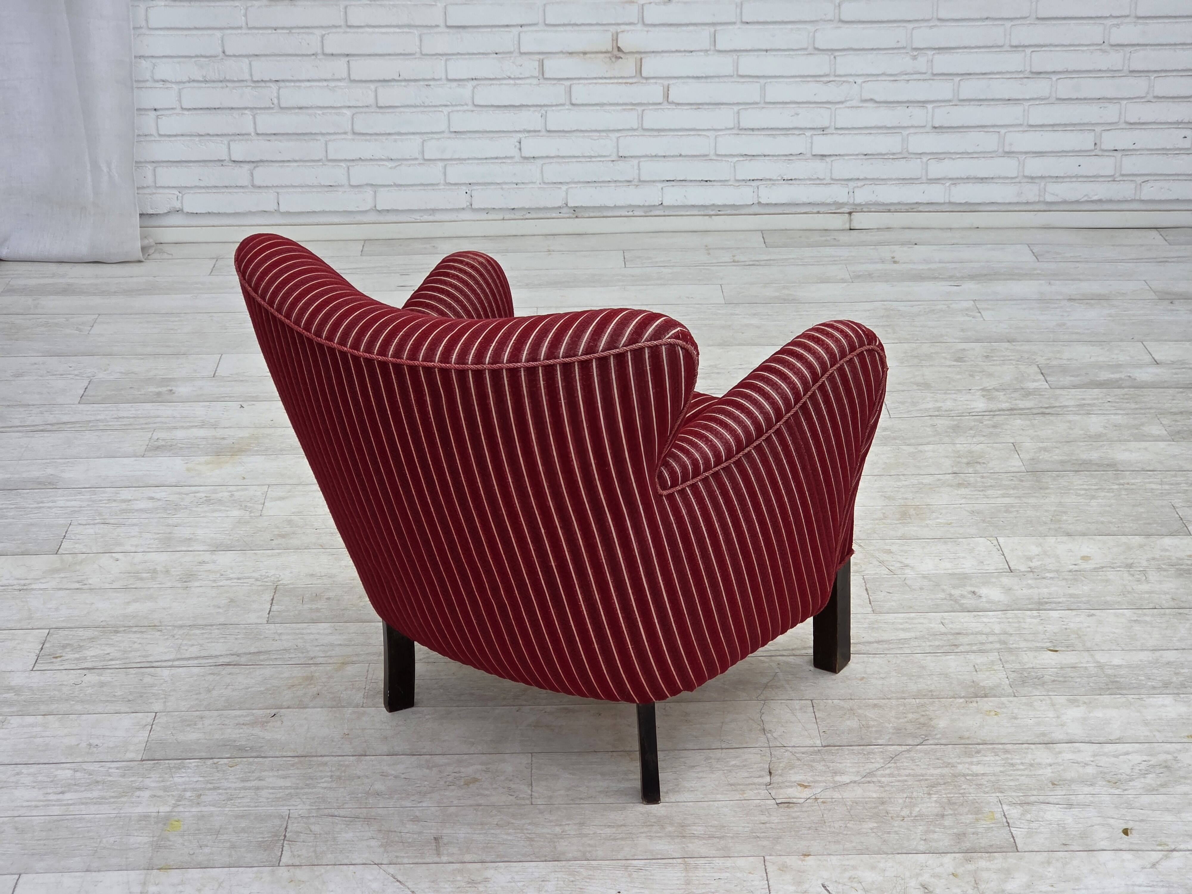 Fauteuil danois des années 1960, en laine de meuble rayée rouge, pieds en bois de chêne.