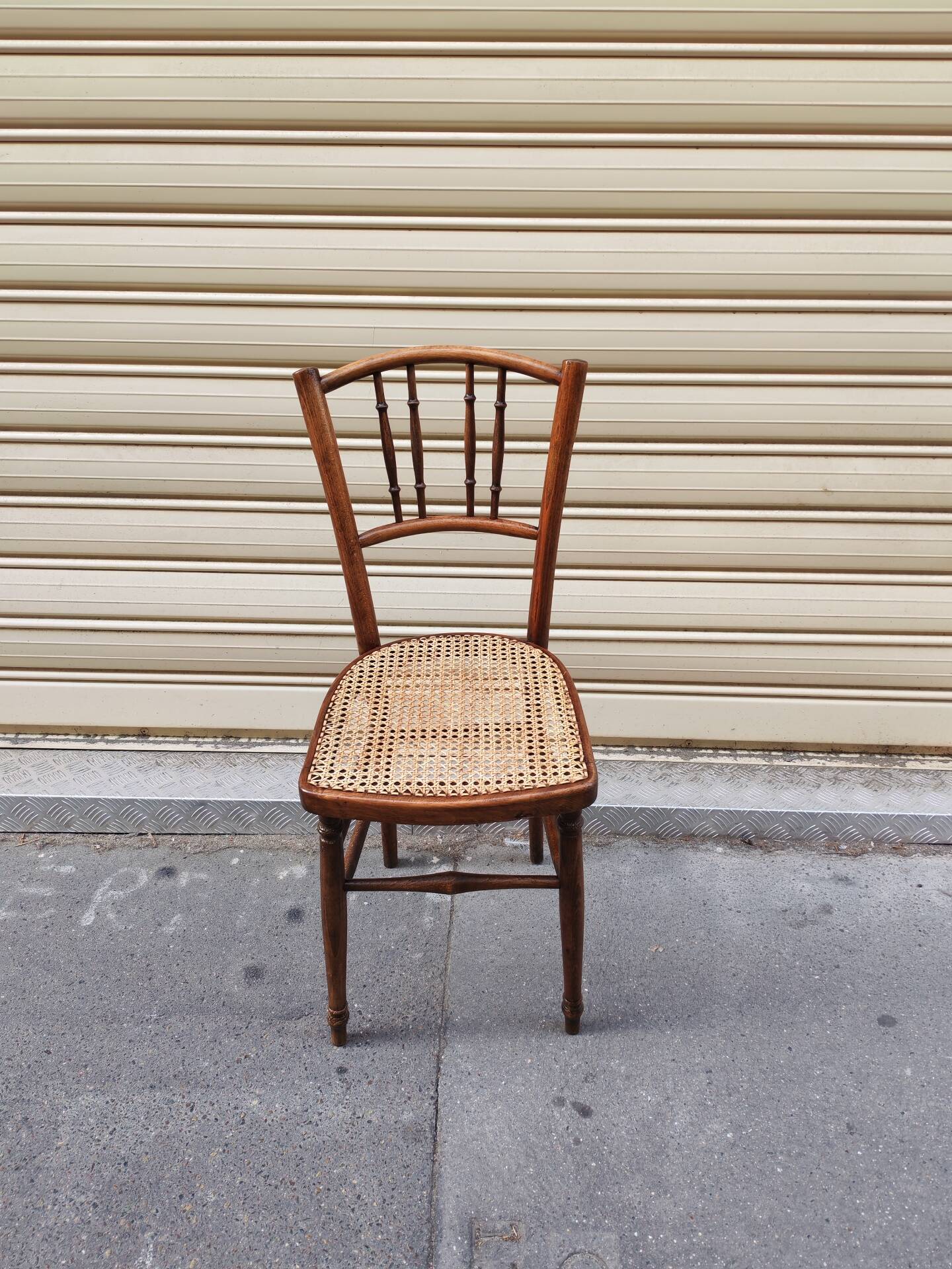 Bistro chair in wood and caning from the 1900s.