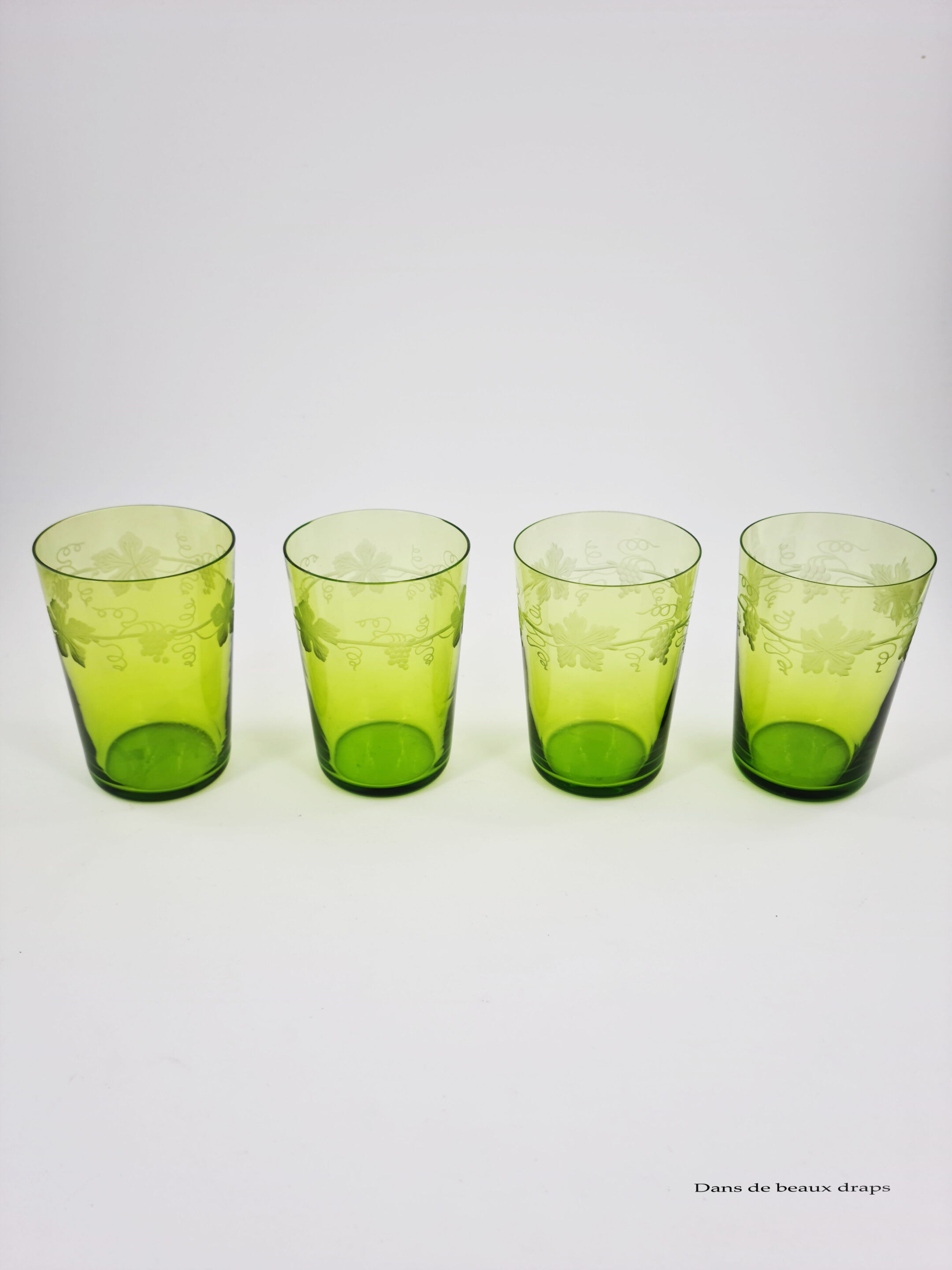 series of 4 water cups in Baccarat crystal, late nineteenth century decorated with grape bunches and grapefruits