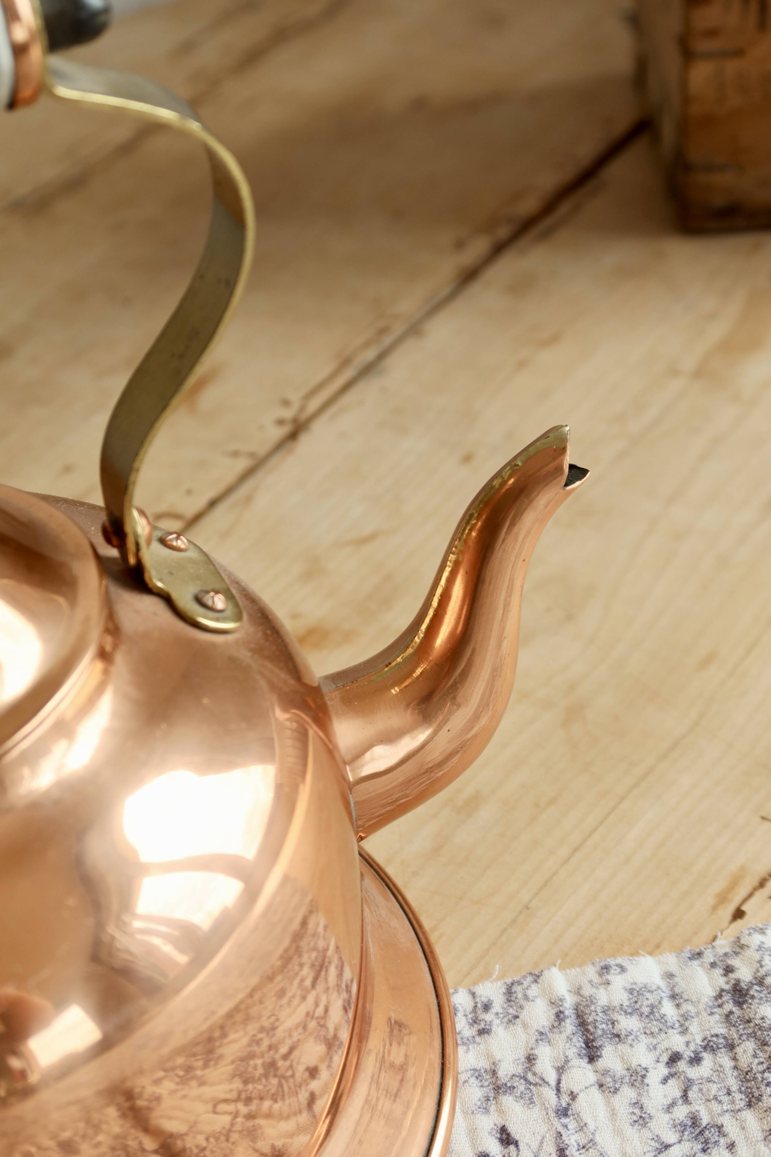 Vintage kettle in copper and ceramic