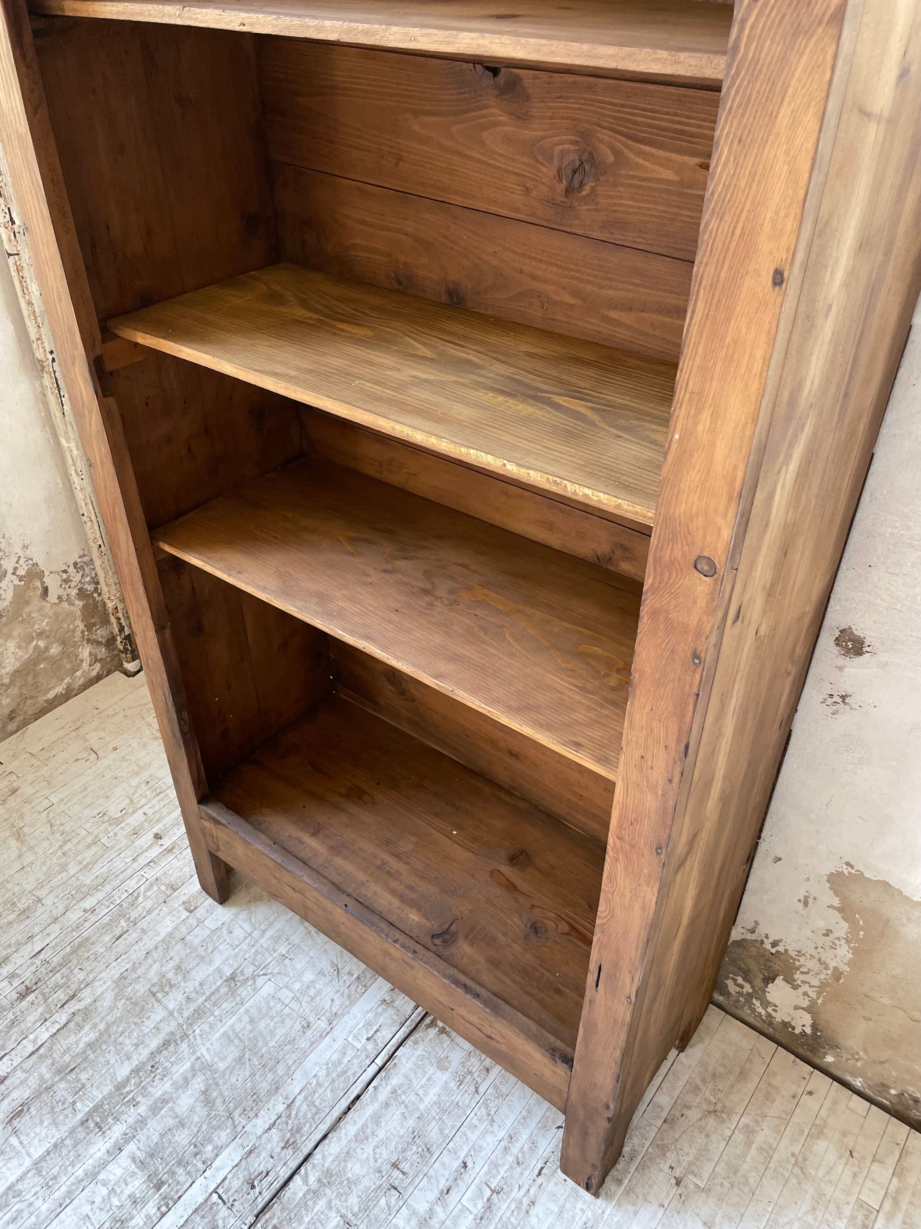 Library bonnetière pine