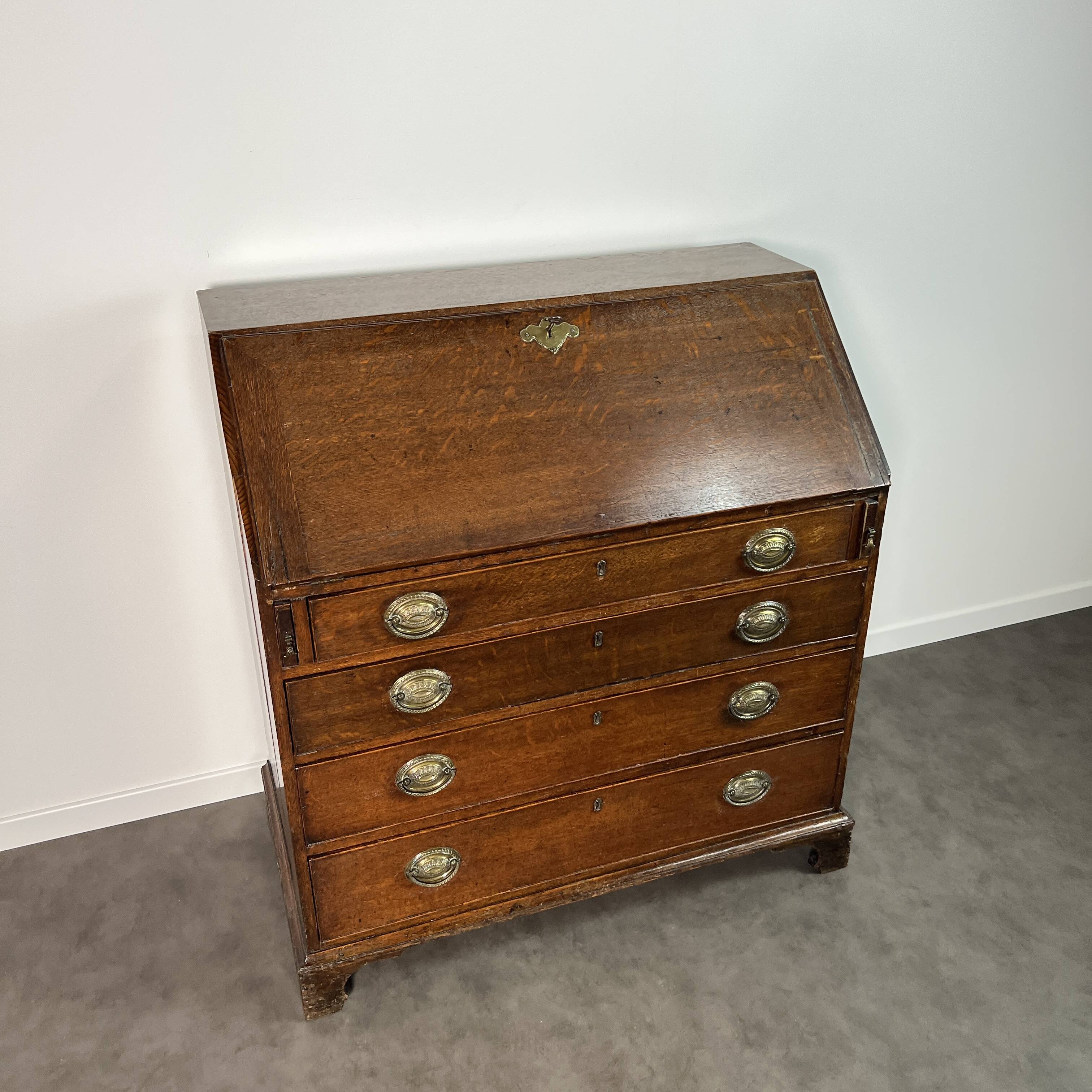 Slant-front desk, chest of drawers, English George III writing desk in oak - 19th century