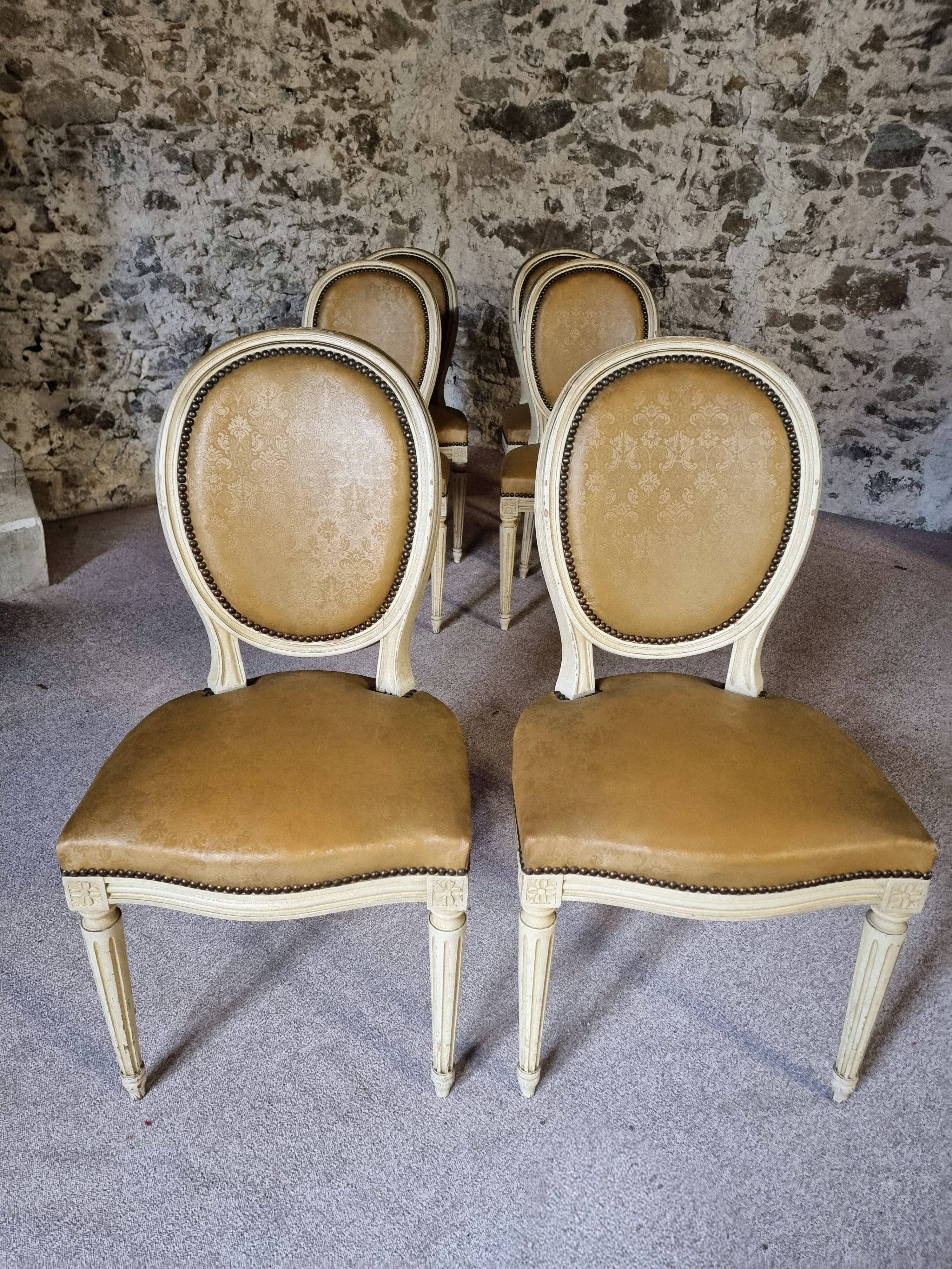 Chaises de salle à manger Louis XVI vintage – Ensemble de 8 chaises françaises sculptées en bois avec revêtement en simili cuir damassé caramel, années 1920/1930