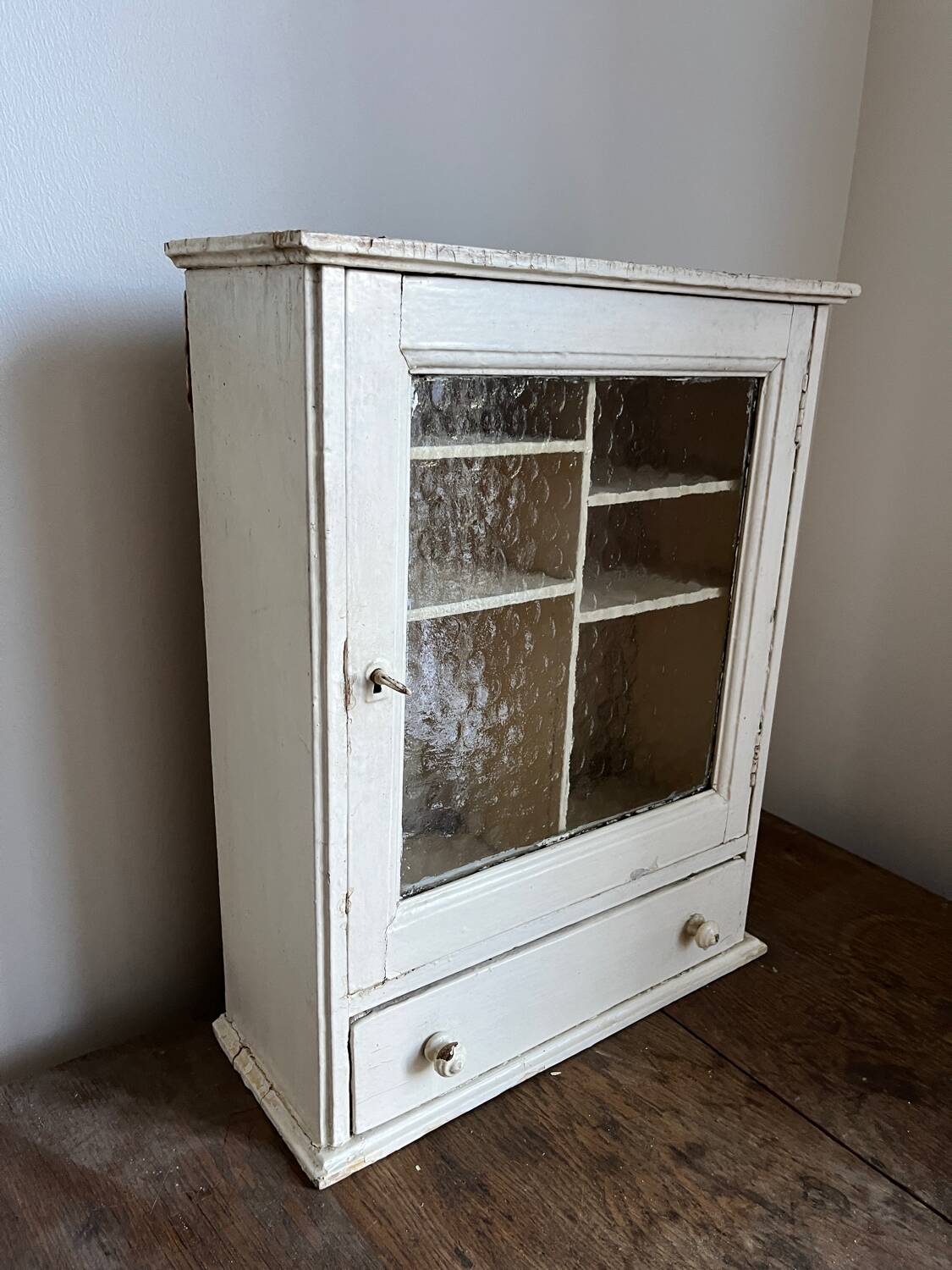 Armoire à pharmacie dans sa patine