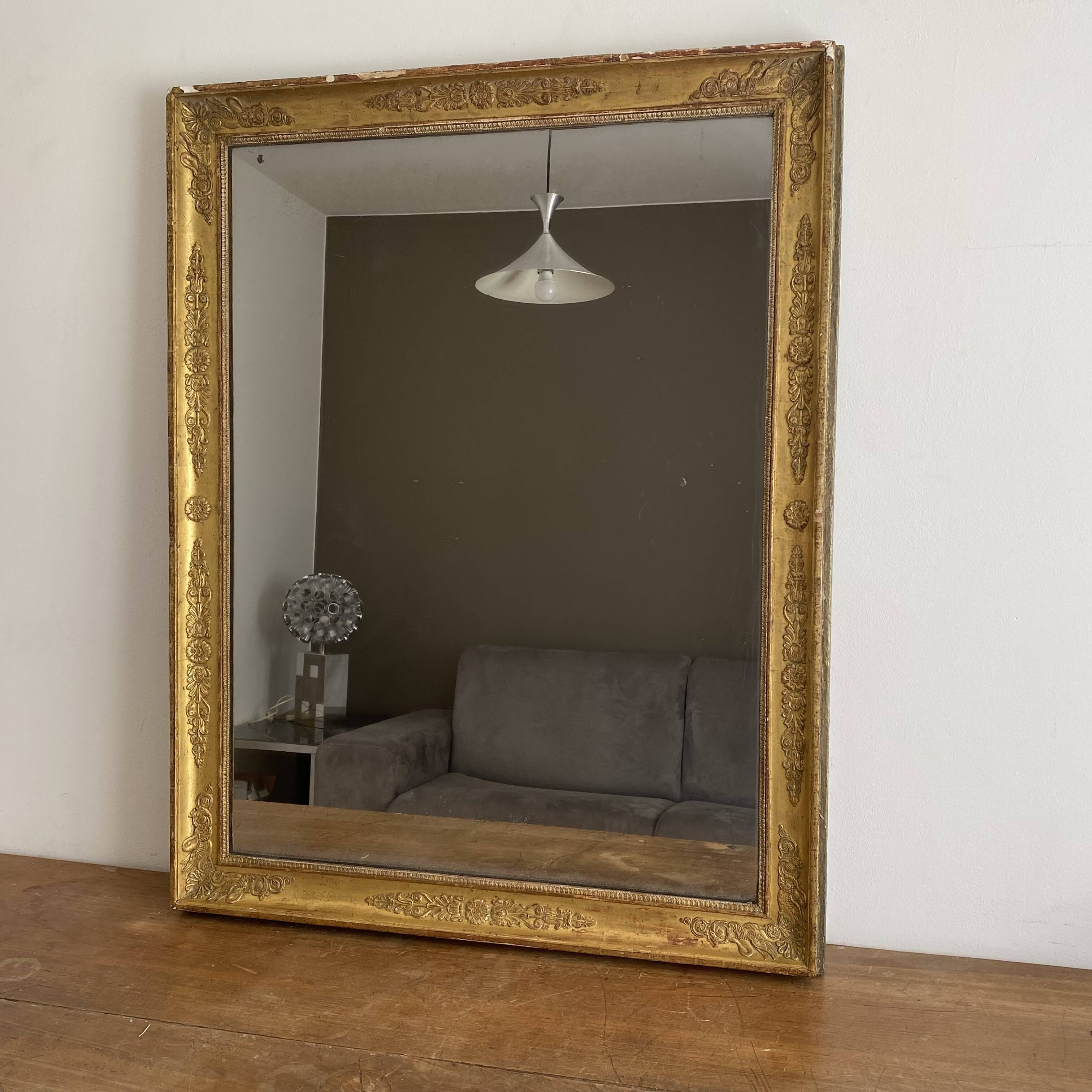 Golden mirror from the late 19th century with decoration. 100x80.