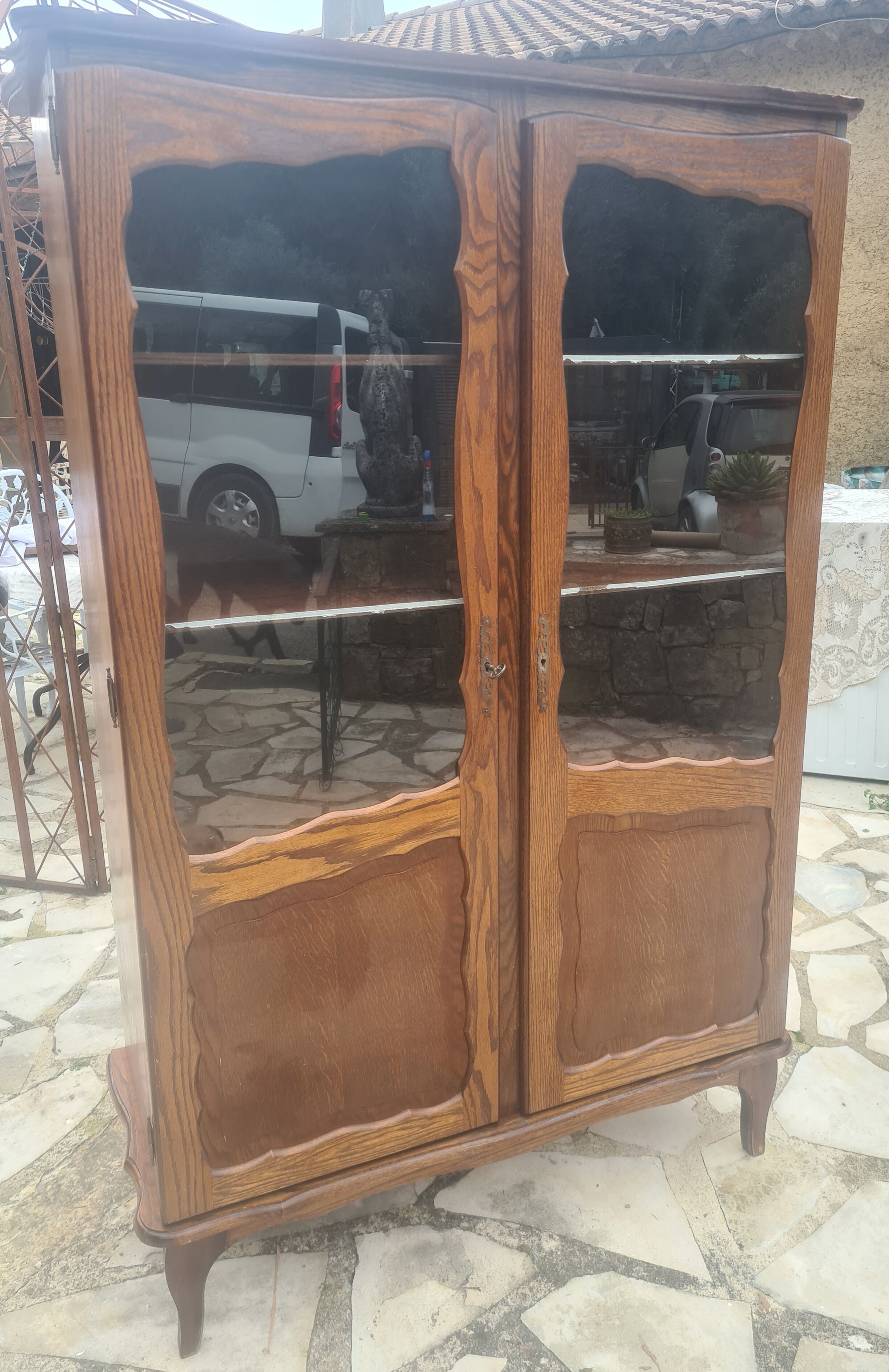 Armoire avec portes vitrées