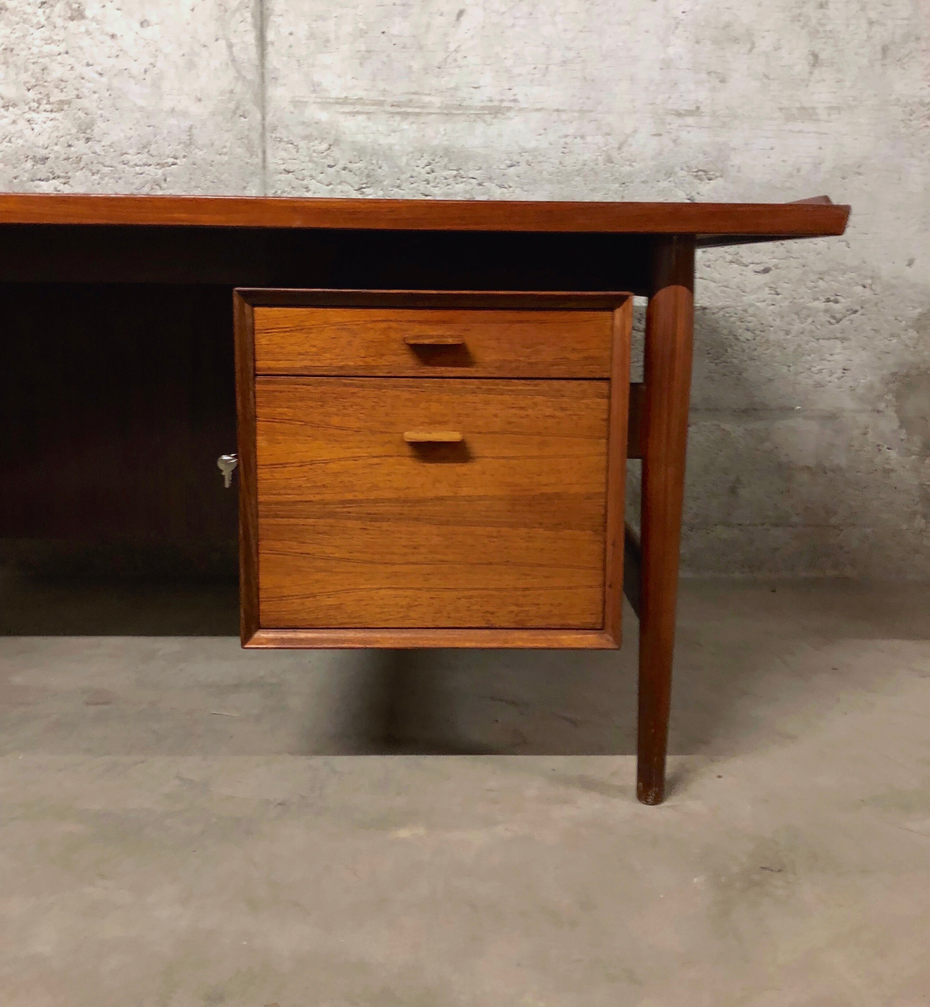 Executive desk in rosewood by Arne Vodder for Sibast Møbler