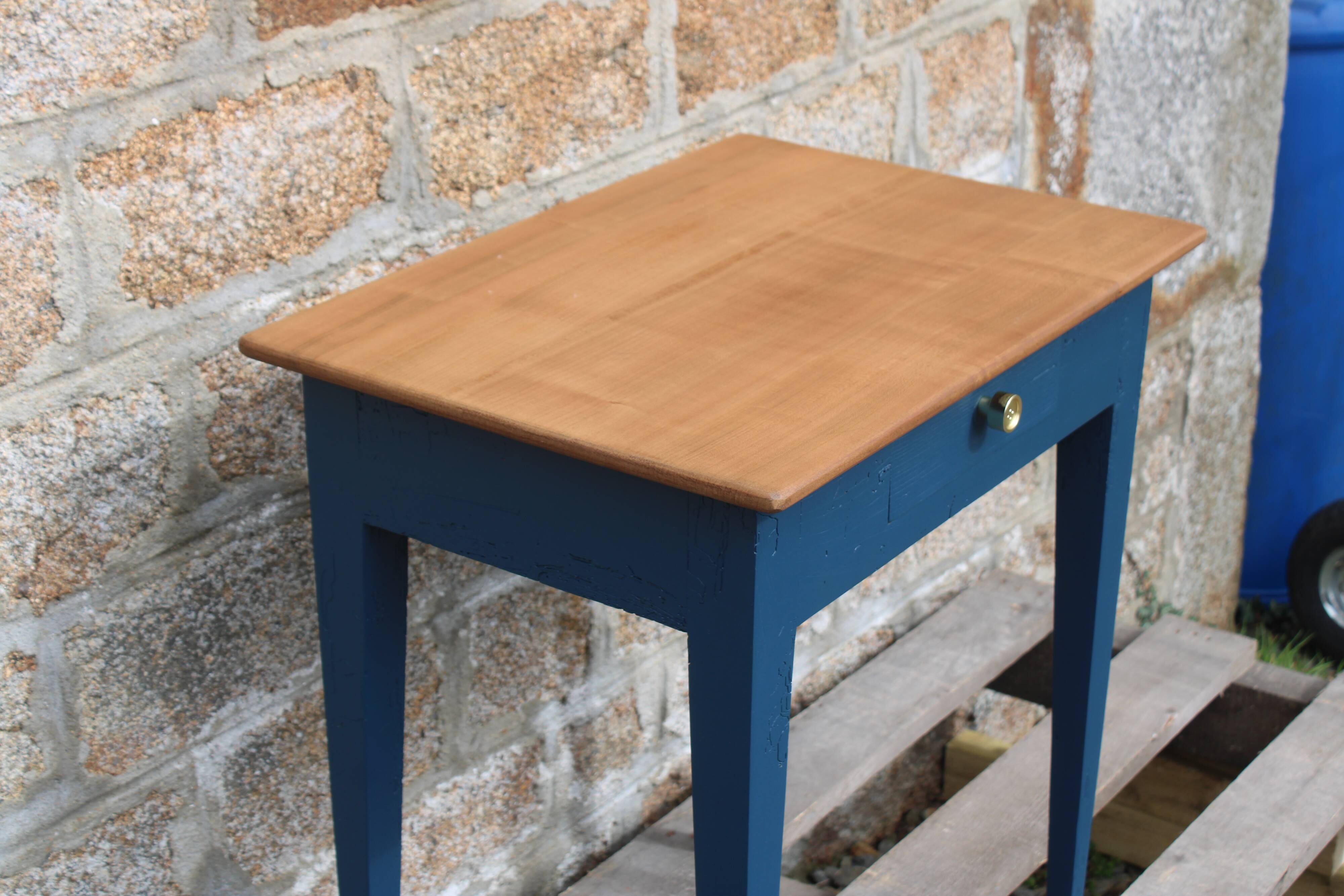 Table d’appoint ancienne rénovée – plateau bois naturel
