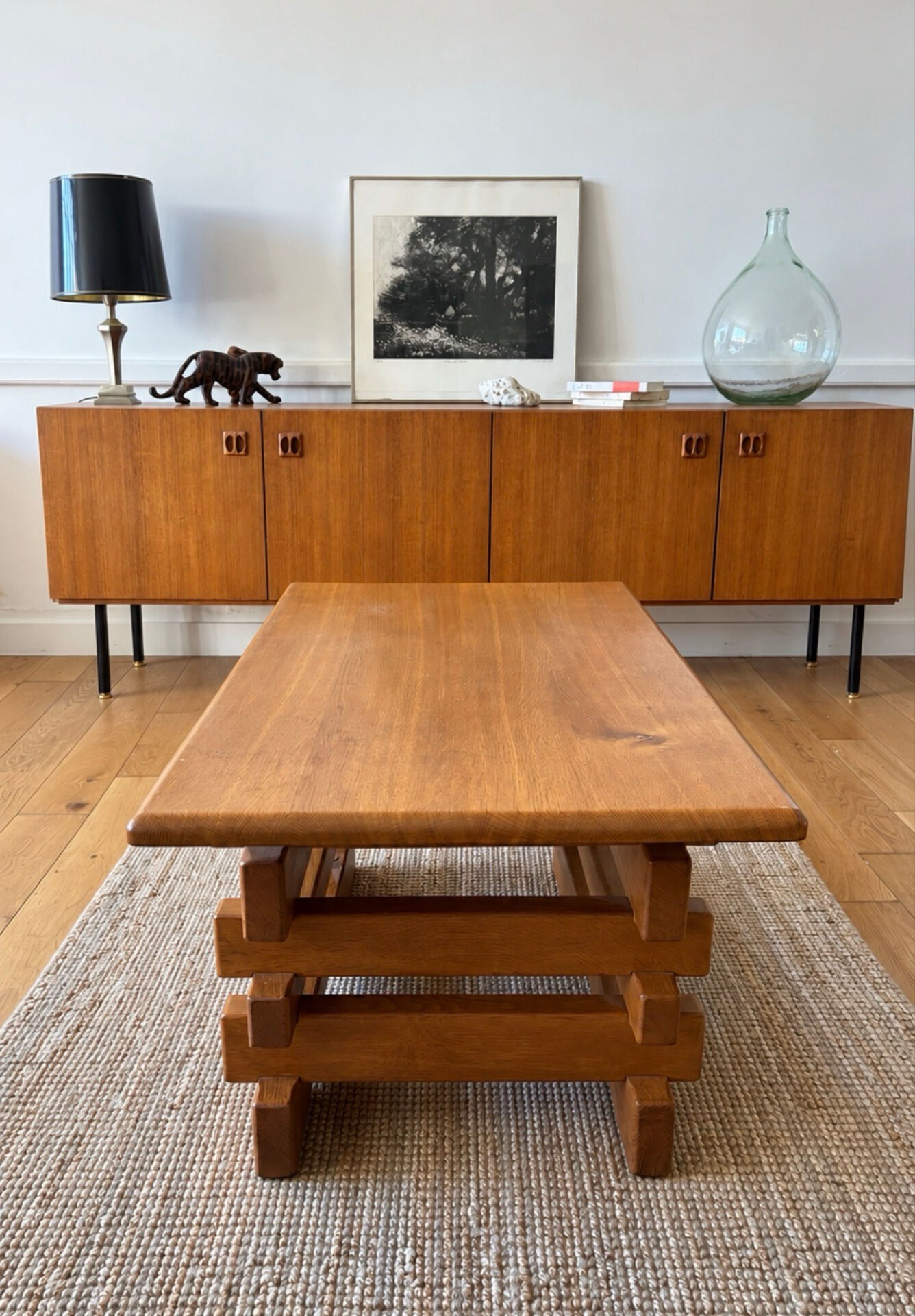 Table basse brutaliste en orme  – années 70