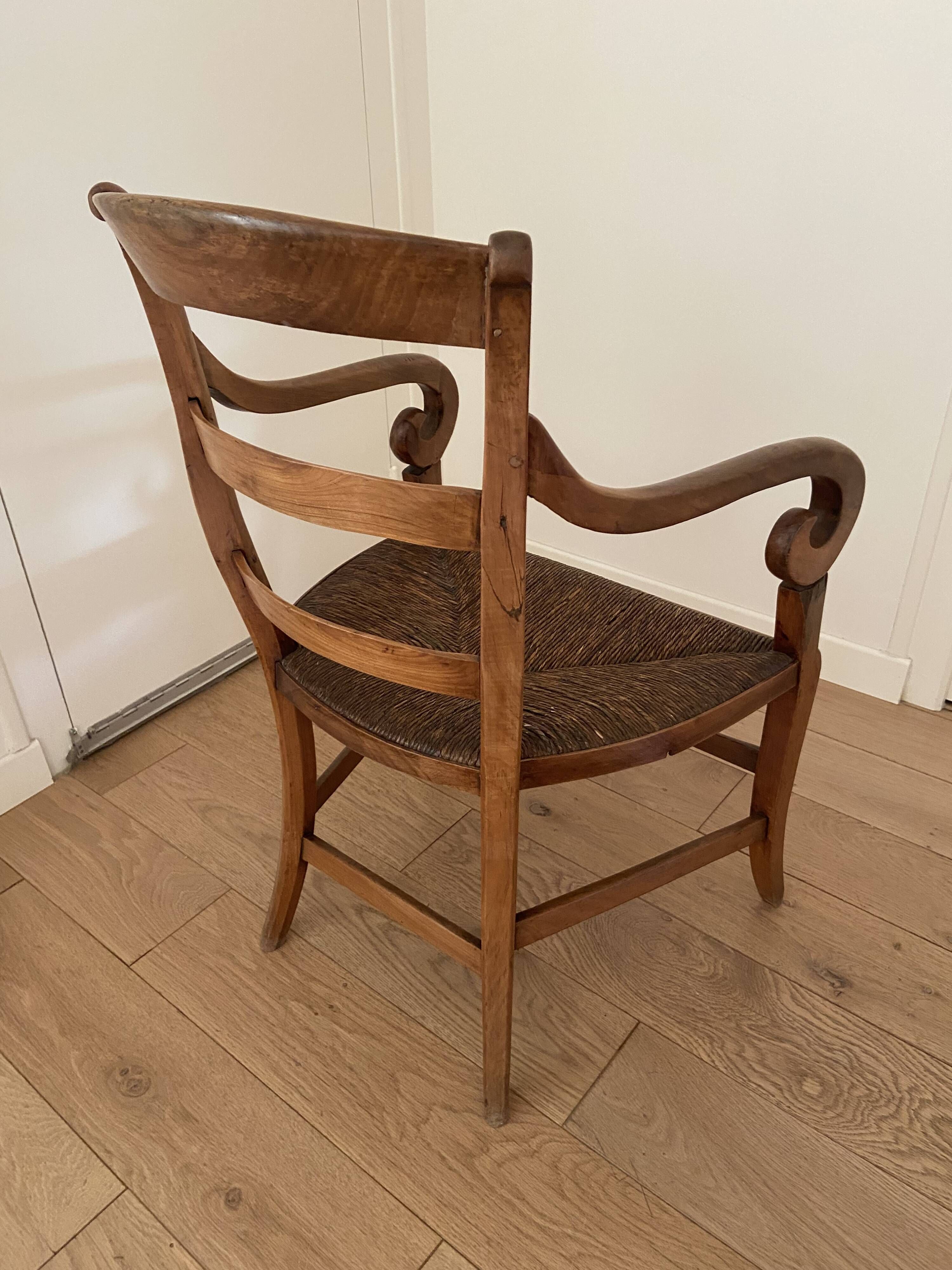 Fauteuil paillé en merisier Louis Philippe
