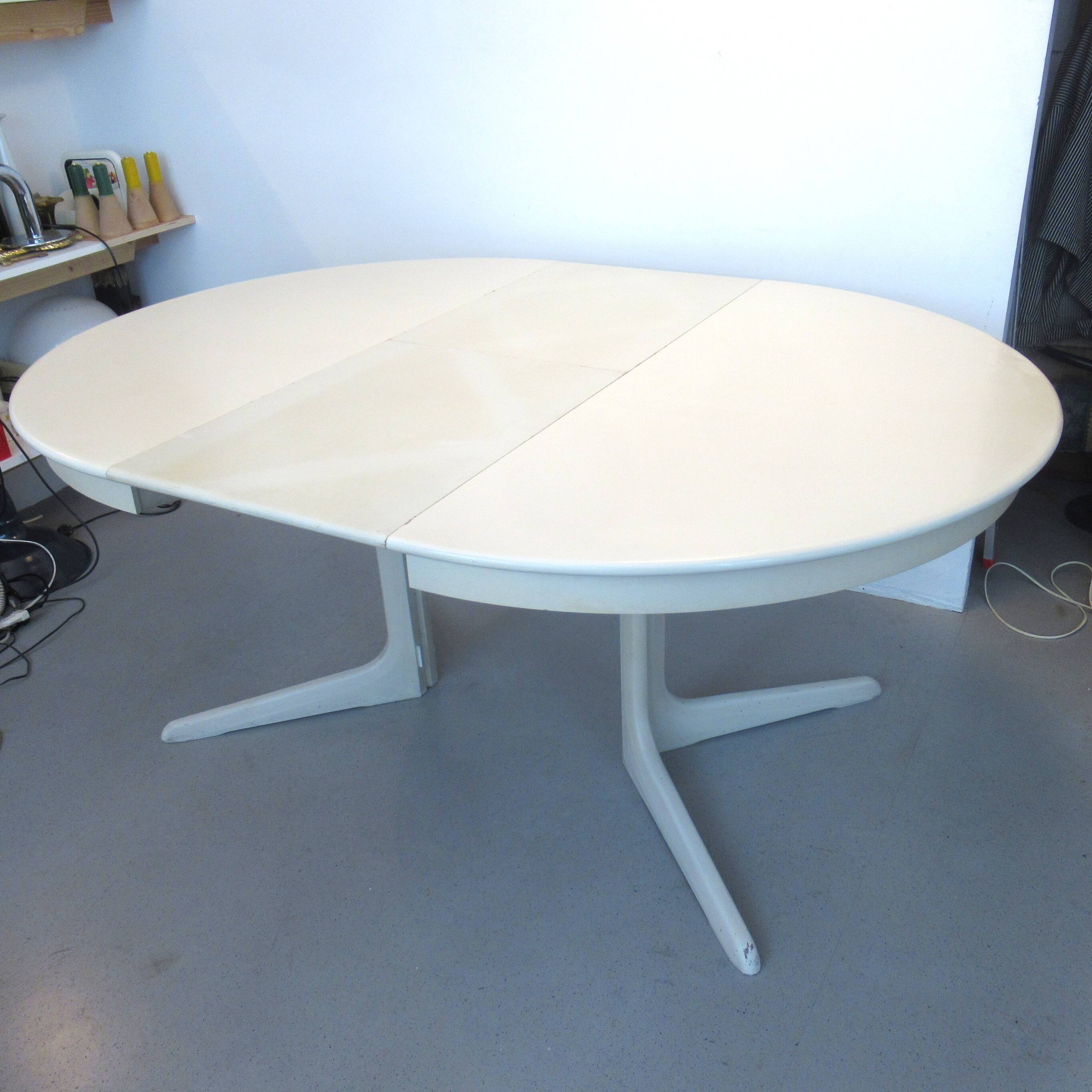 Extendable Danish dining room round table from the 1960s.