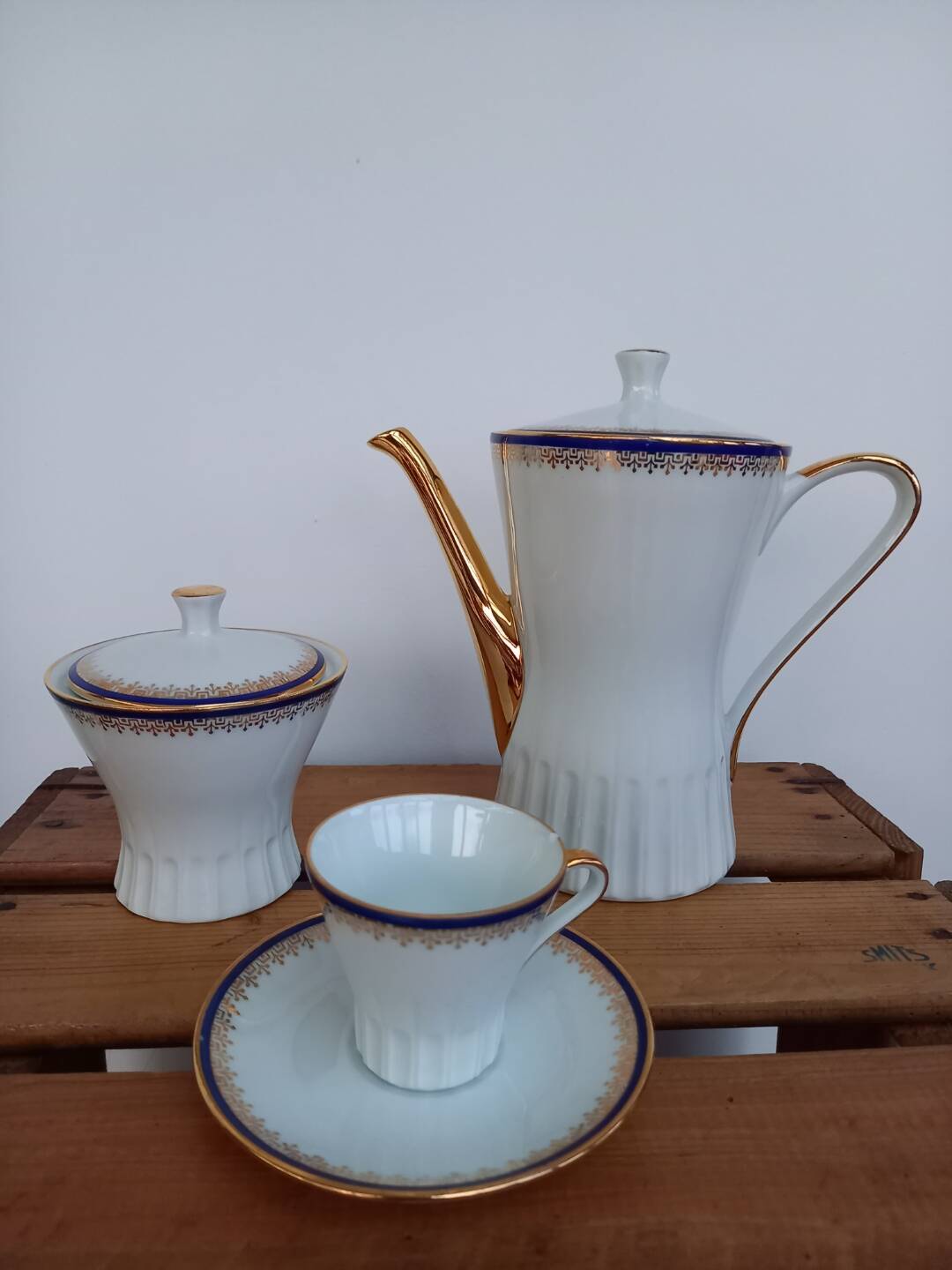 Coffee pot, sugar pot, 1 cup and saucer.