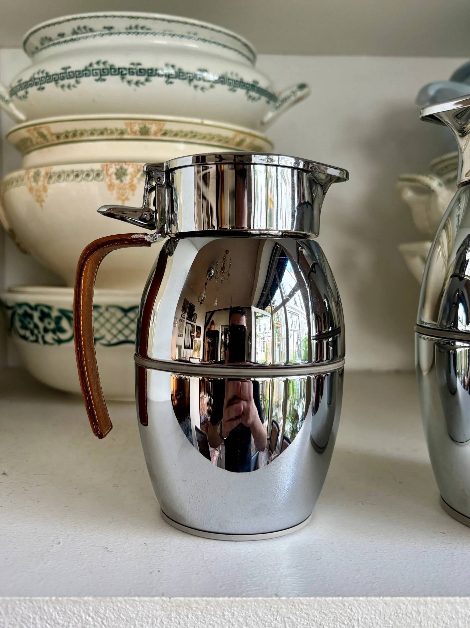 2 Hermès insulated jugs in chrome metal and covered leather.