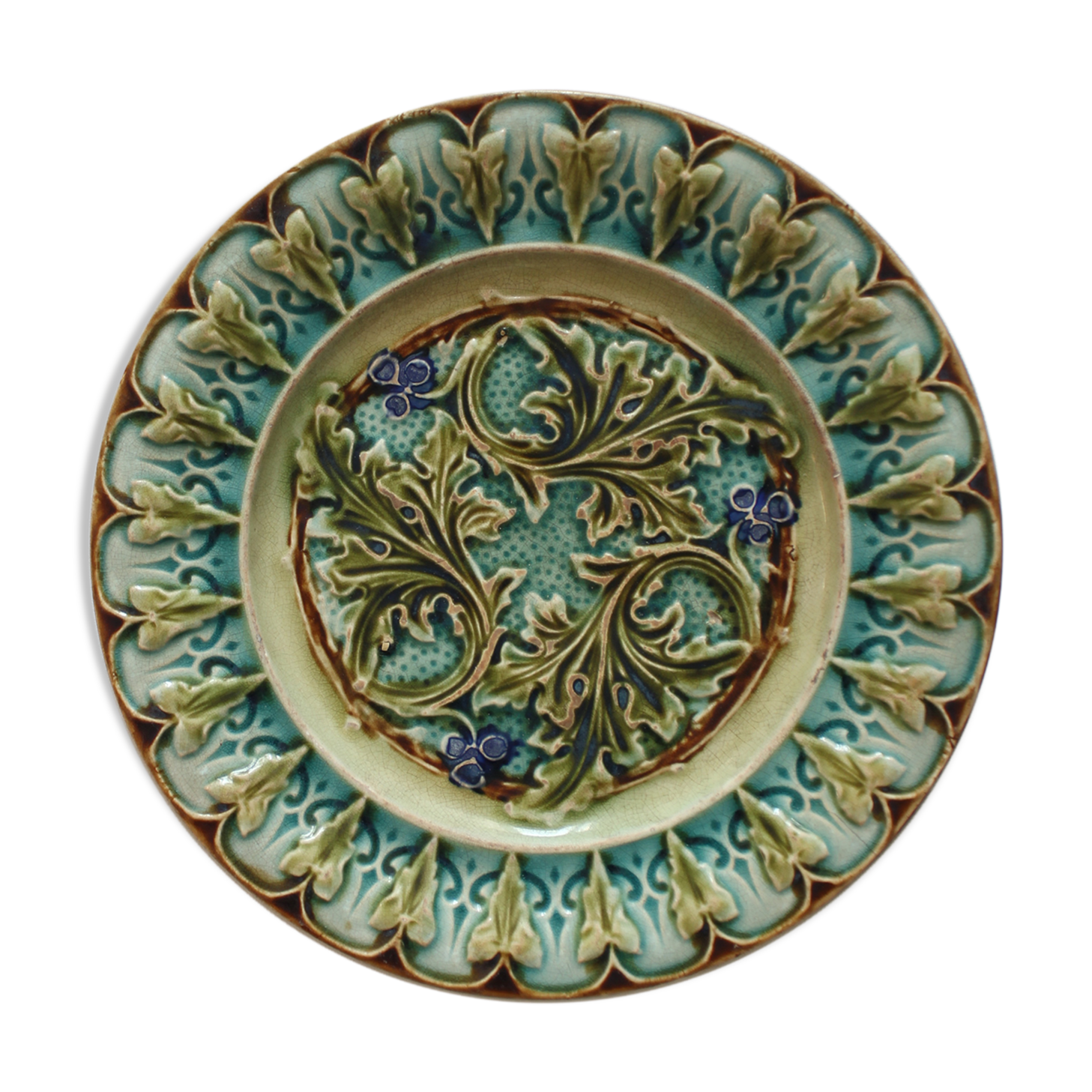Flat plate in slurry decorated with acanthus leaves, late nineteenth