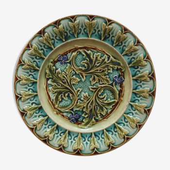 Assiette plate en barbotine décor de feuilles d'acanthe, fin XIXe