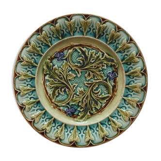 Assiette plate en barbotine décor de feuilles d'acanthe, fin XIXe