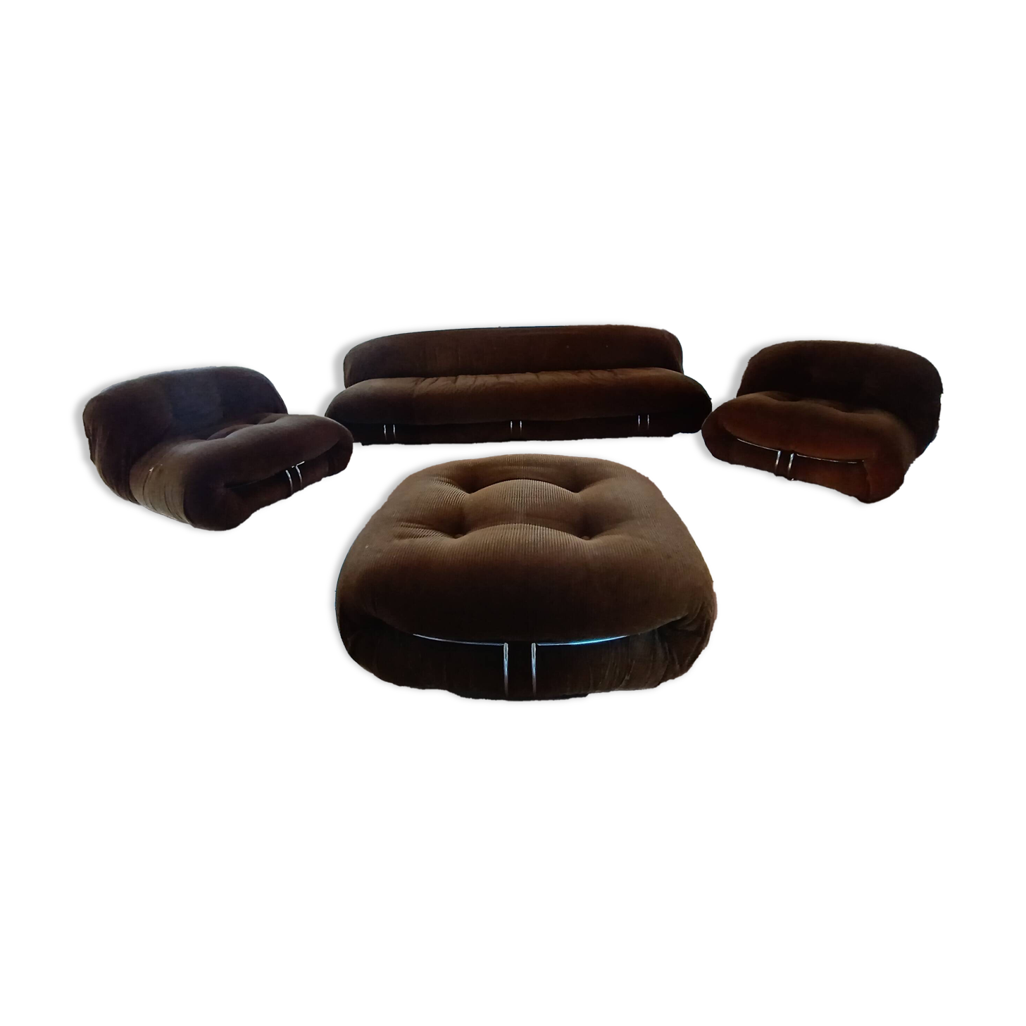 Soriana set of 4 pieces including a 4-seater sofa, 2 armchairs, and a pouf by Tobia and Afra Scarpa, Italy.