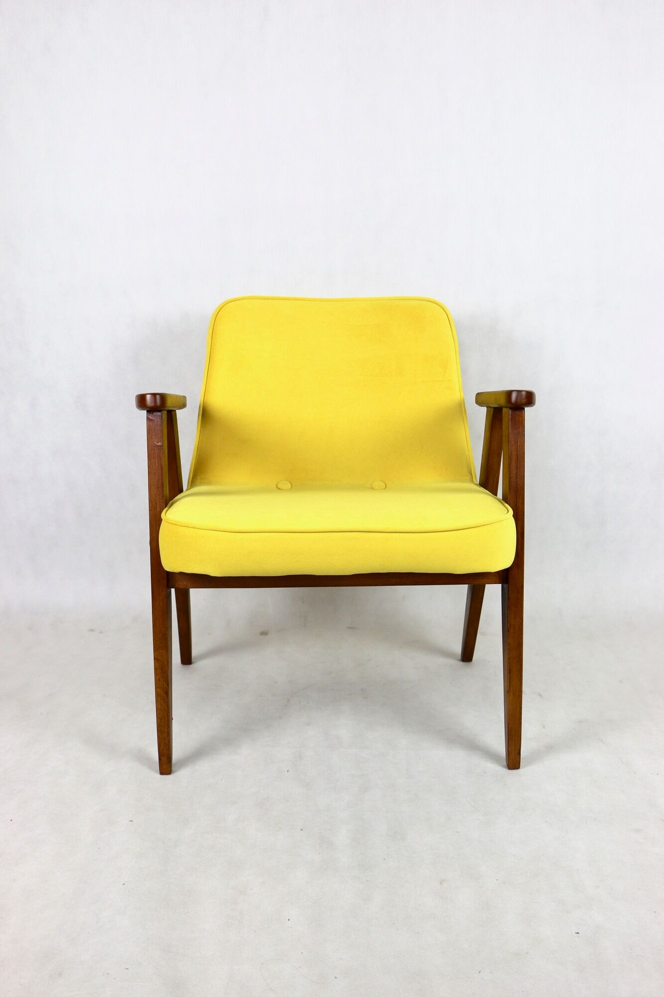 Fauteuil 366 en velours jaune de Józef Chierowski, années 1970