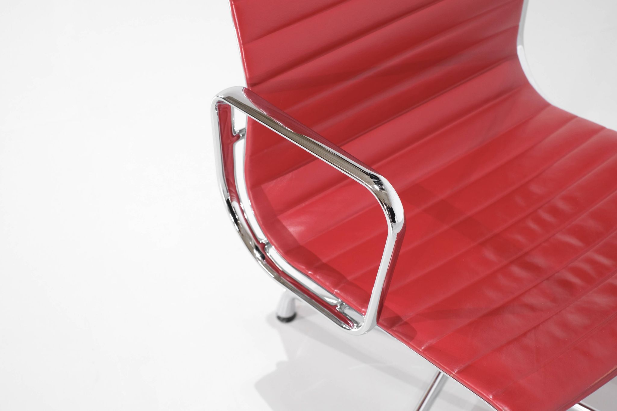 Fauteuil " EA 108 " en cuir rouge, conçu par Charles Ray Eames pour Vitra,