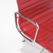 Fauteuil " EA 108 " en cuir rouge, conçu par Charles Ray Eames pour Vitra,