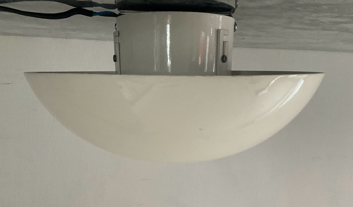 Vintage mushroom ceiling light in white lacquered metal.