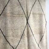 Moroccan Berber carpet Beni Ouarain with large black diamonds 2,96x2.03m
