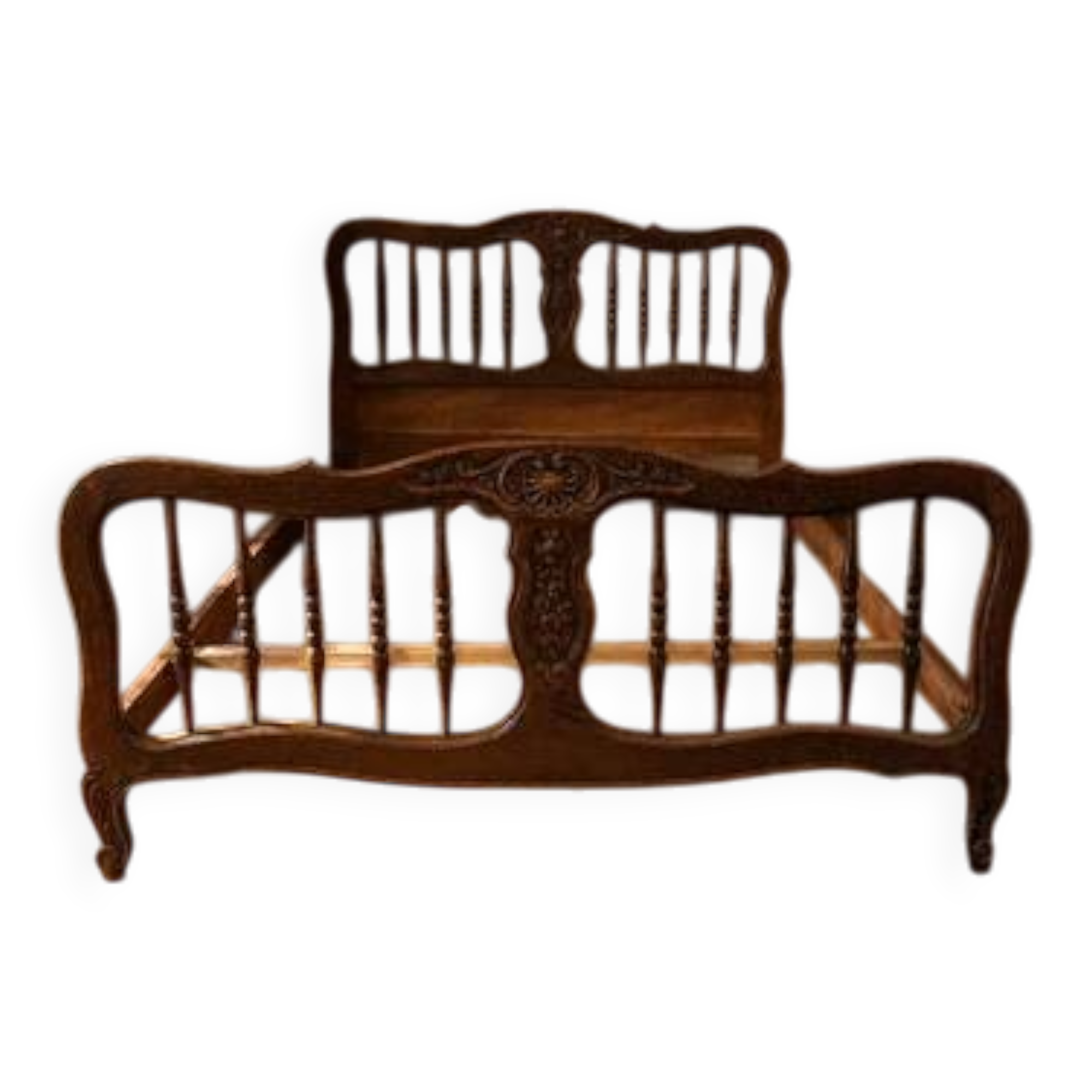 Cadre de lit en bois sculpté vintage, tête de lit et pied de lit ornementaux, première moitié du 20e siècle.